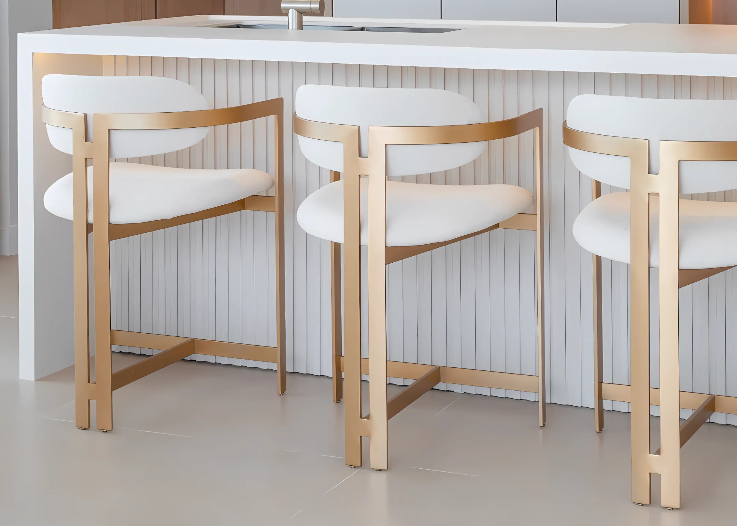 Banqueta Calla com base em inox com pintura dourada, design moderno e sofisticado. Perfeita para ambientes contemporâneos e luxuosos.
