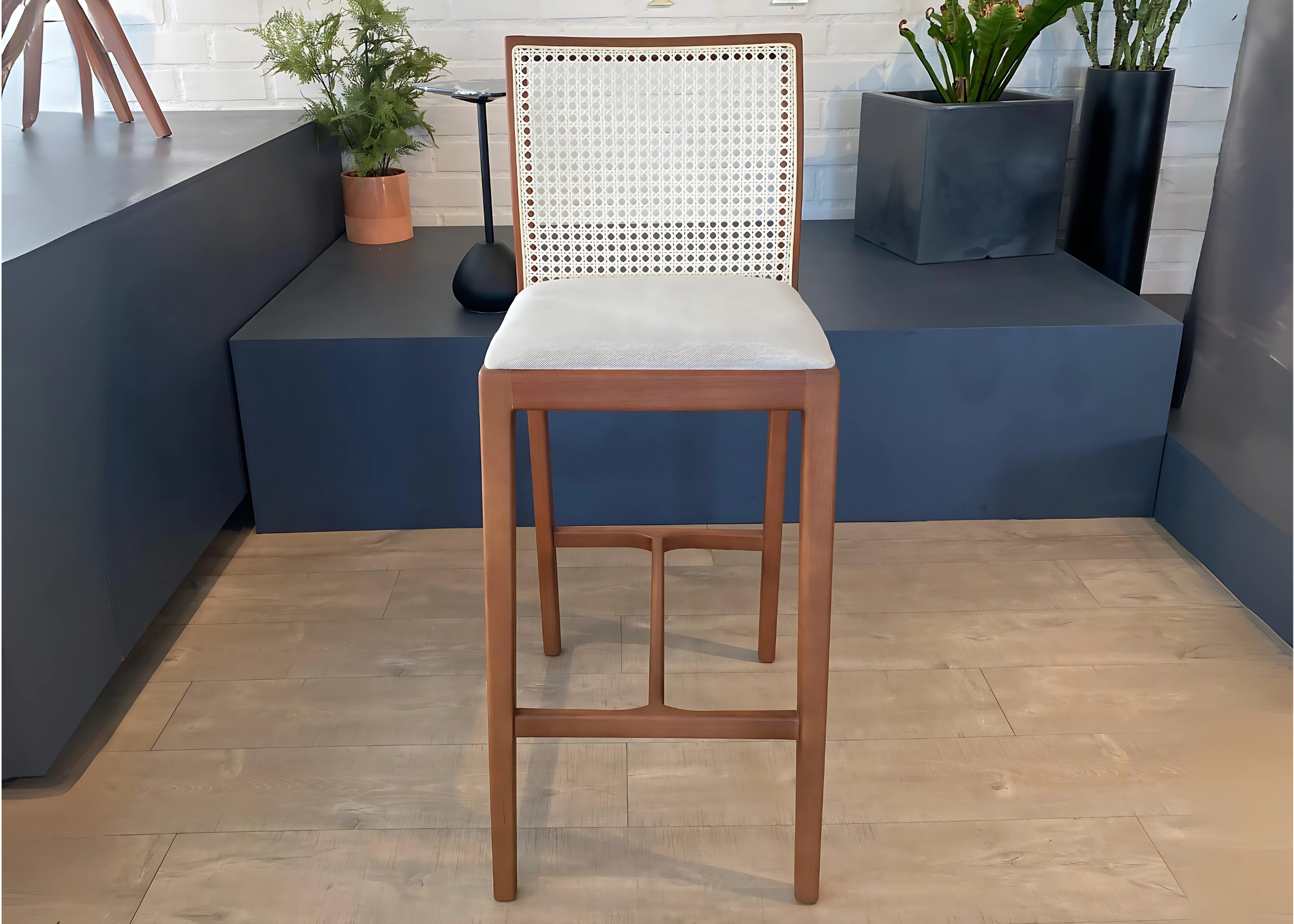 Banqueta Camila com encosto em tela sextavada, design estiloso e sofisticado para compor bancadas modernas com leveza e charme.