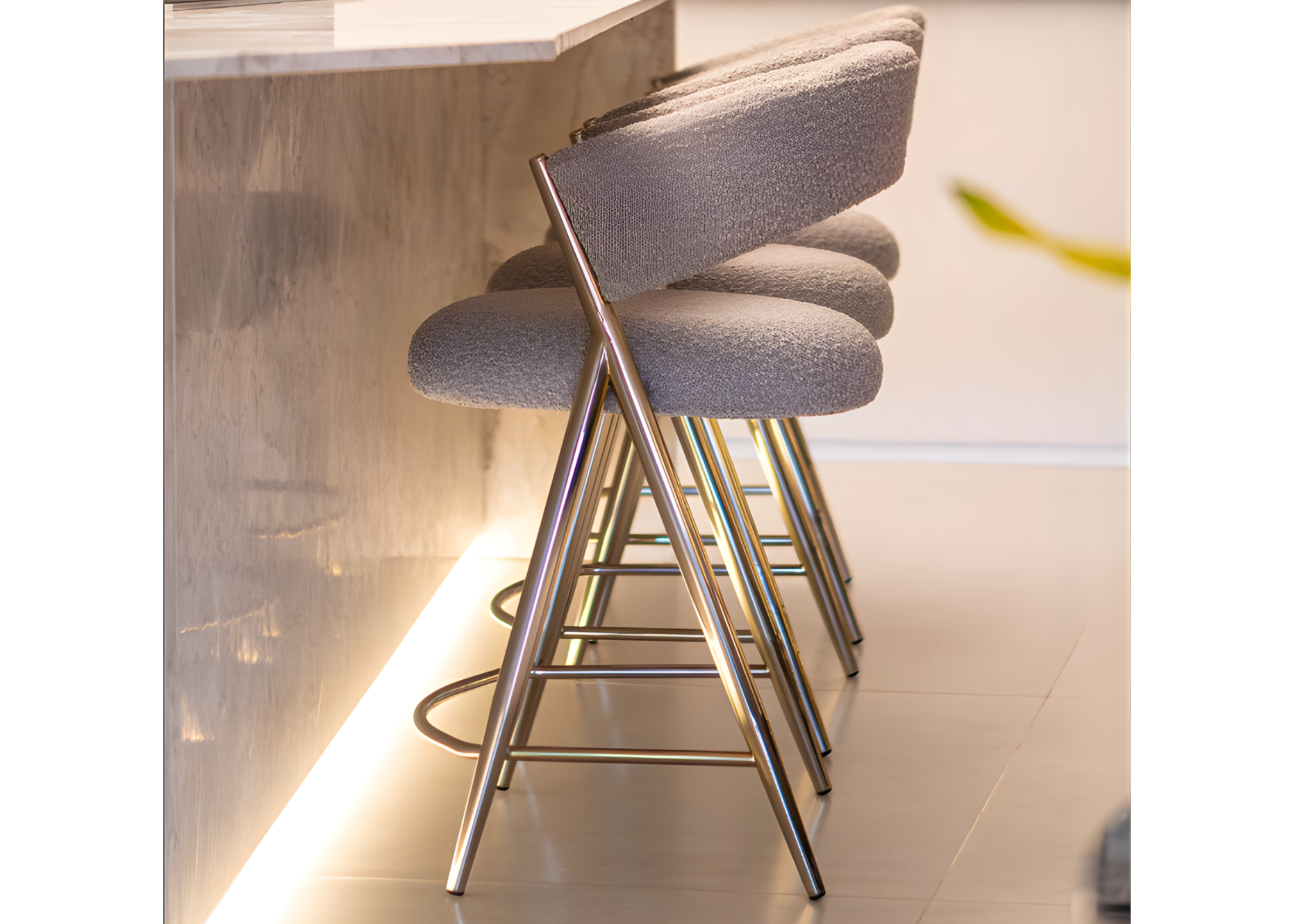 Banqueta Channel com base em aço inox dourado Golden e assento em tecido bouclé, combinando luxo, conforto e sofisticação ao ambiente.