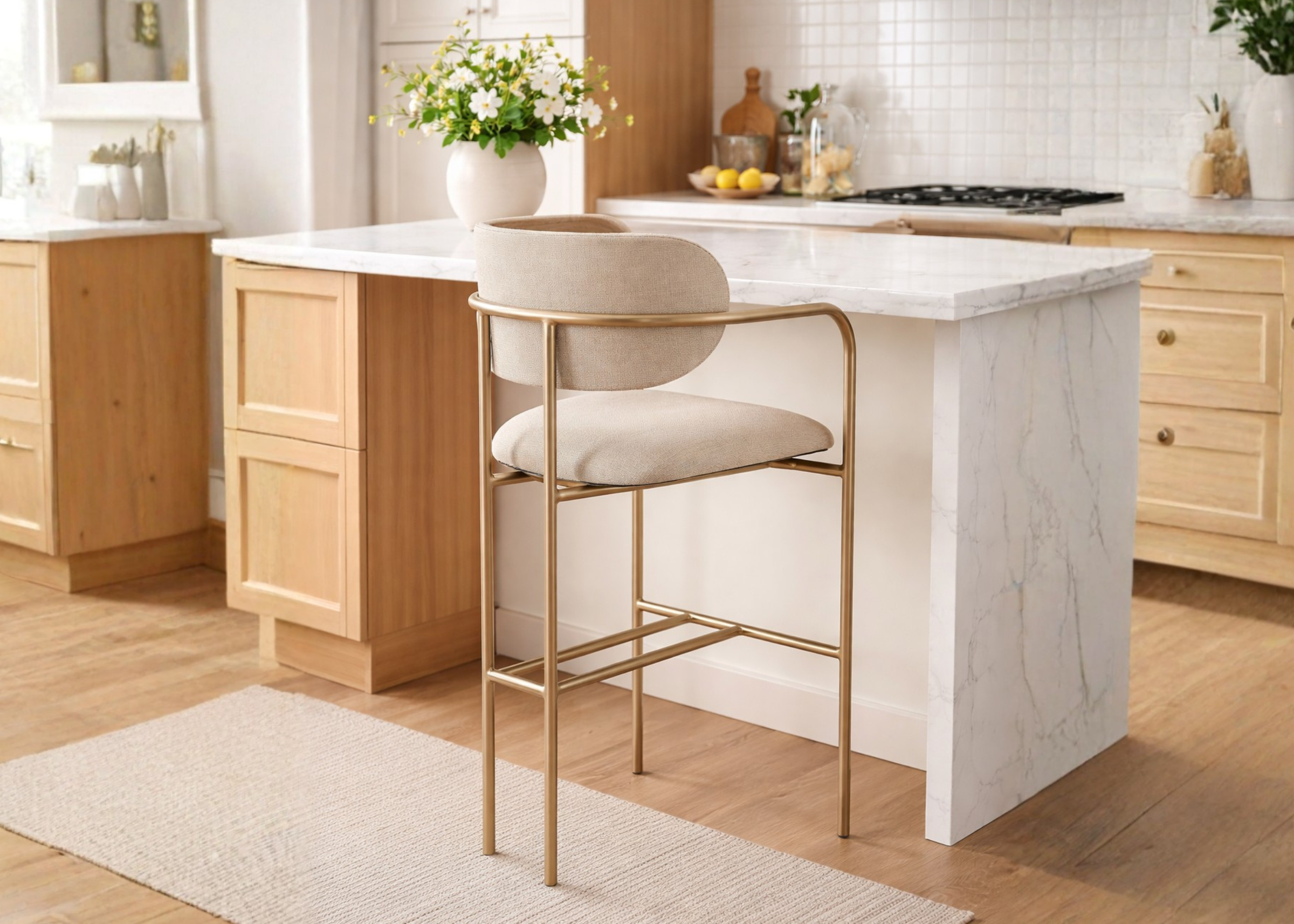 Banqueta Chipre em ambiente moderno com design elegante e sofisticado, ideal para compor espaços contemporâneos com estilo e funcionalidade.