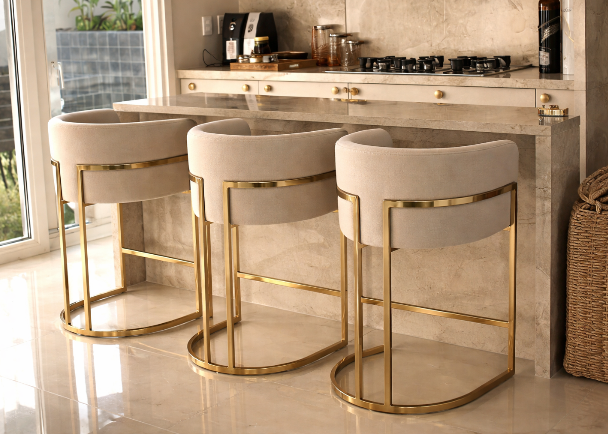 Banqueta Diamante com design confortável e acabamento sofisticado, ideal para compor ambientes elegantes e contemporâneos.