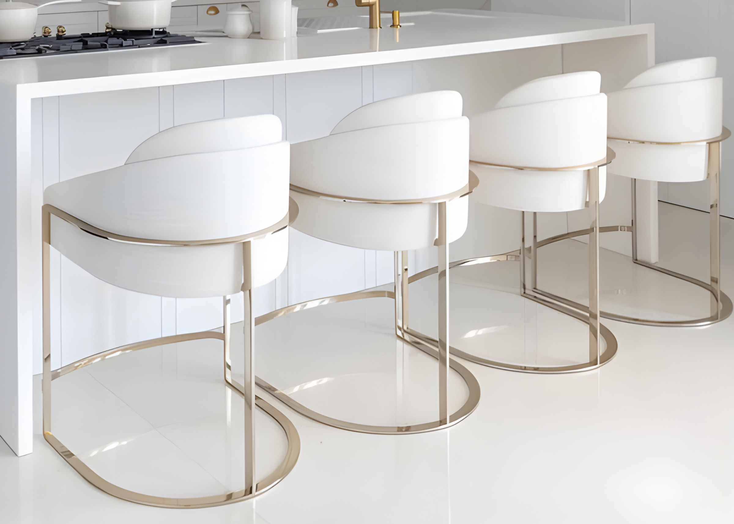 Banqueta Gatteo elegante com assento em tecido branco e base em aço inox, unindo conforto, sofisticação e design moderno ao ambiente.