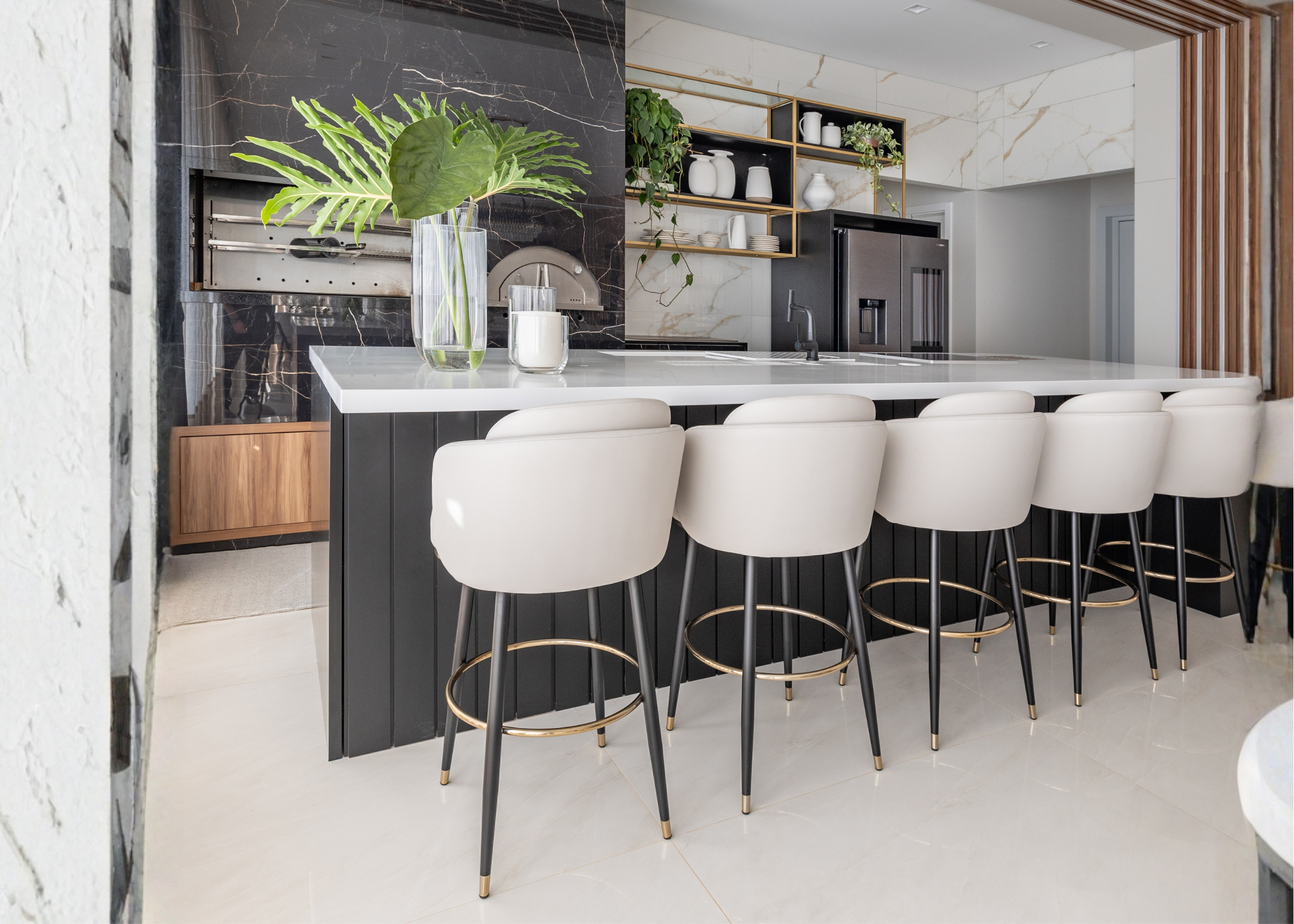 Banqueta giratória Eiffel para sala de jantar, estofada em tecido off-white, unindo elegância, conforto e sofisticação ao ambiente.