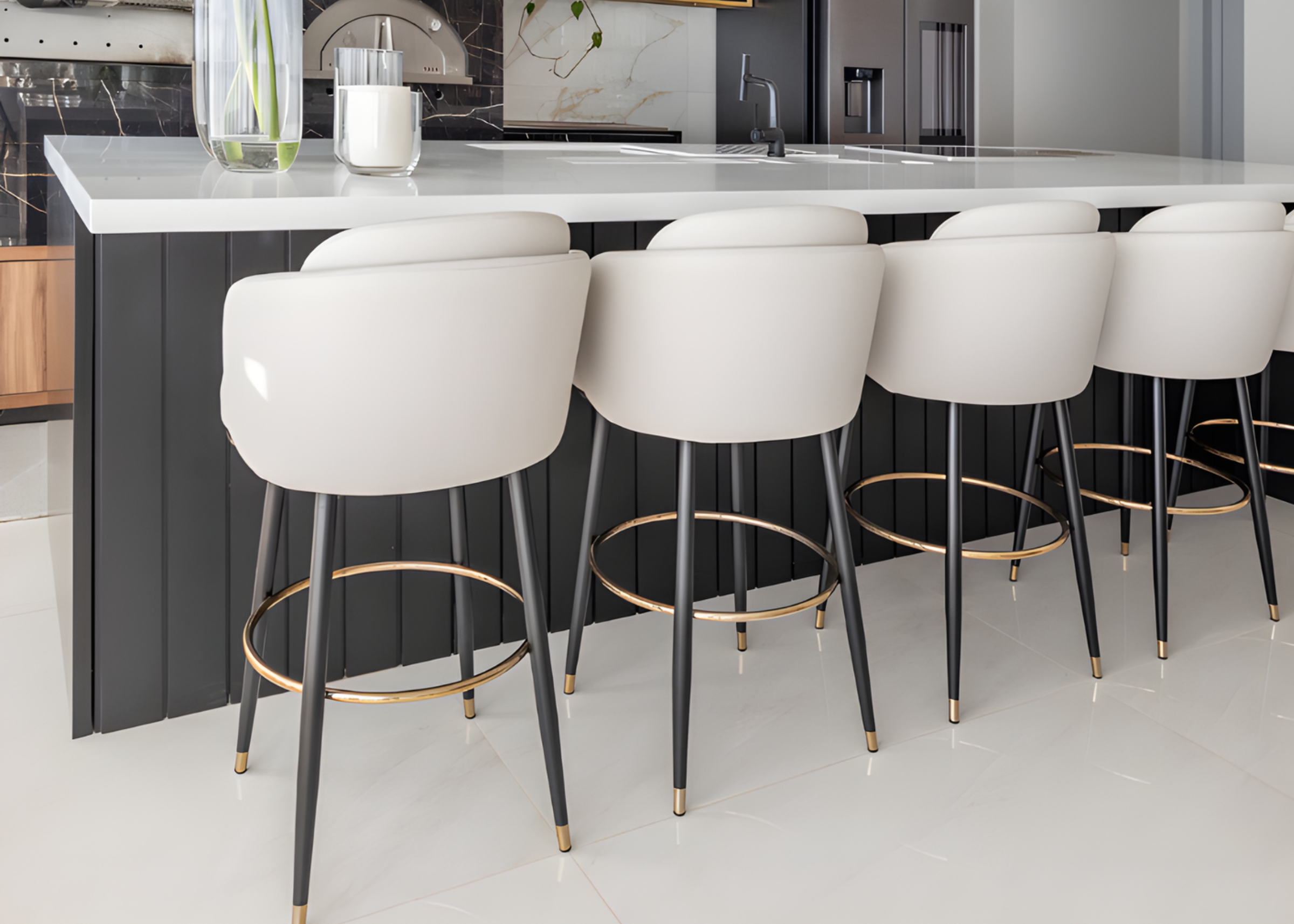 Banqueta giratória Eiffel para sala de jantar, estofada em tecido off-white, unindo elegância, conforto e sofisticação ao ambiente.