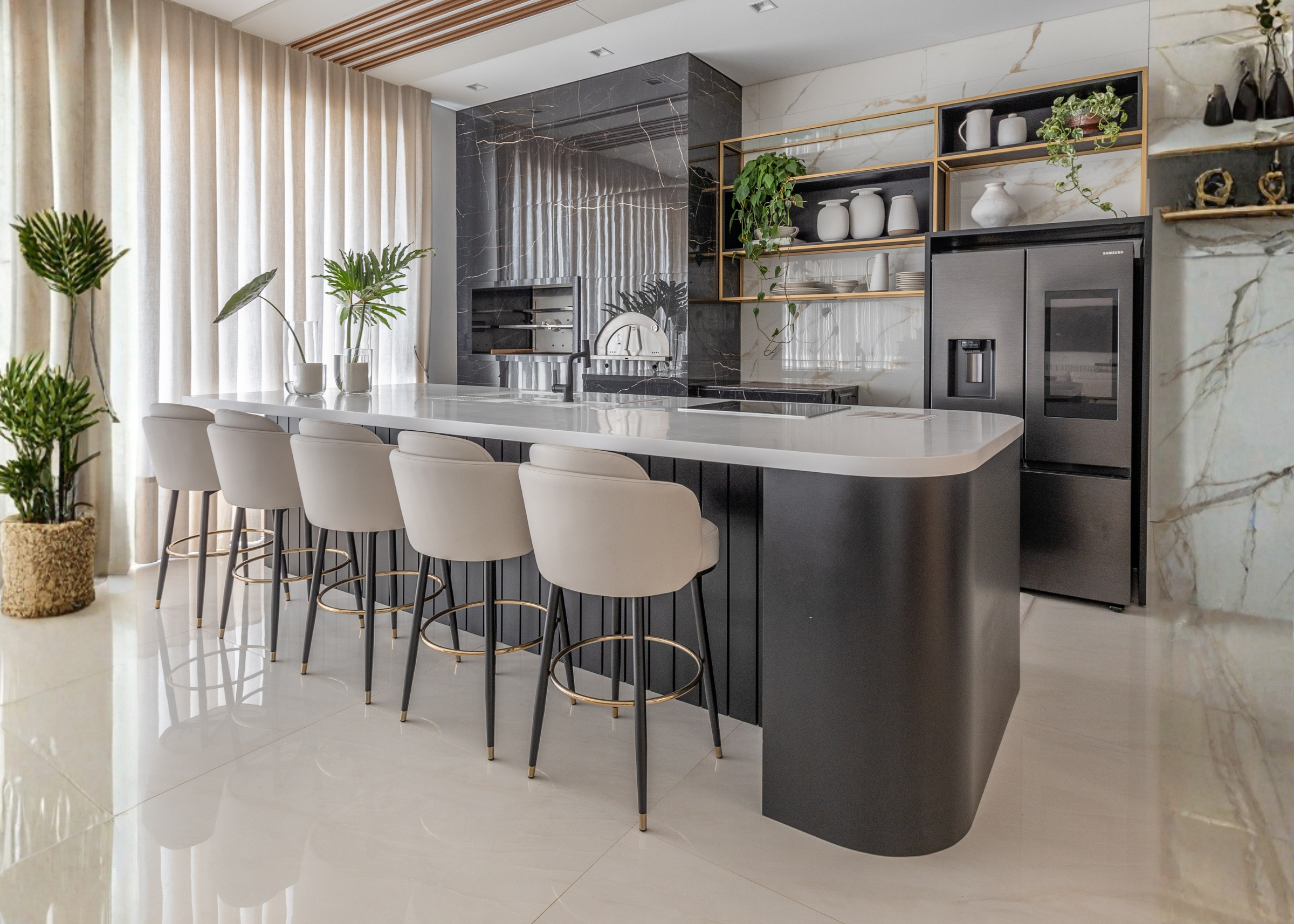 Banqueta giratória Eiffel sofisticada com revestimento em couríssimo off-white, oferecendo conforto e elegância ao ambiente.