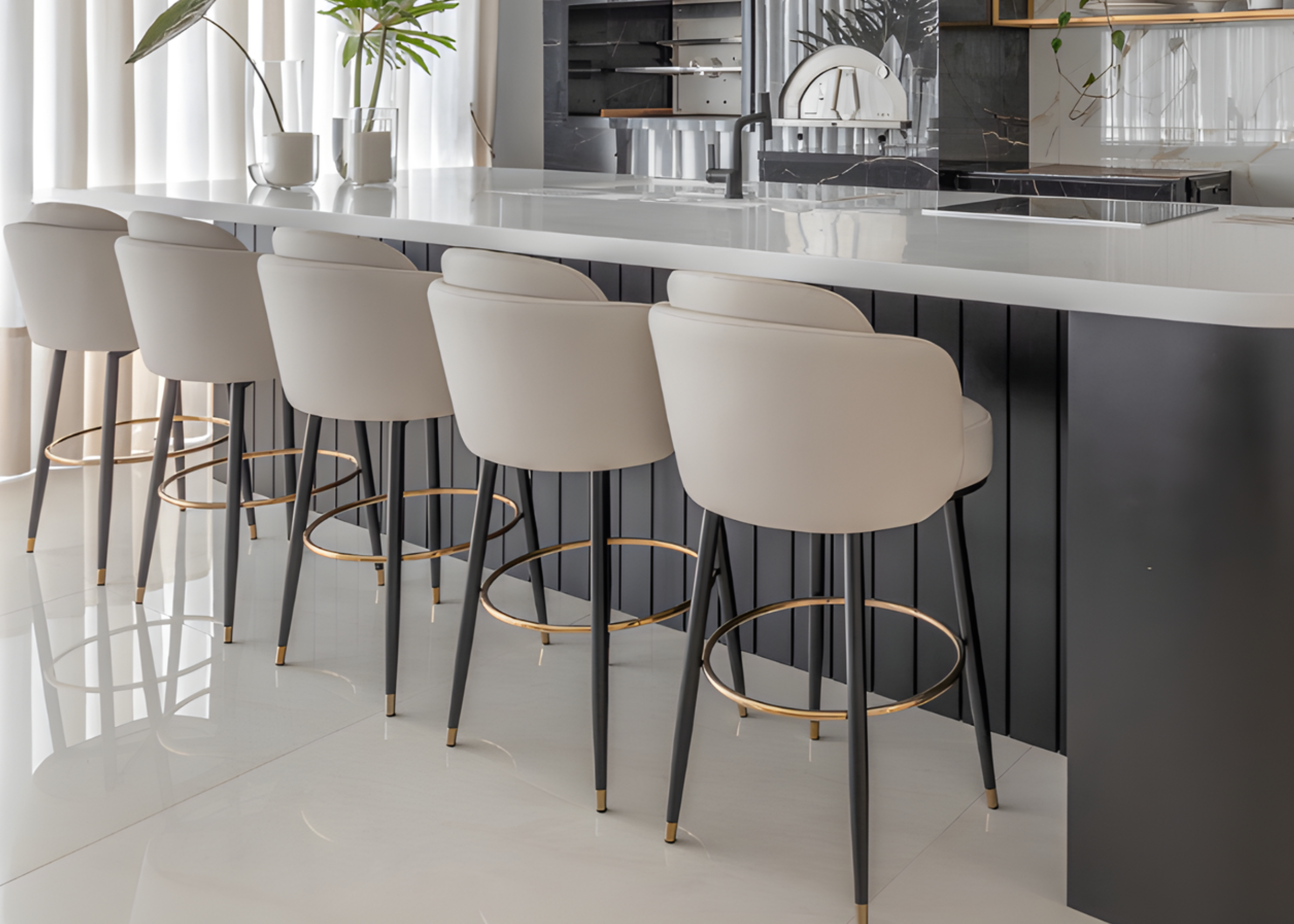 Banqueta giratória Eiffel sofisticada com revestimento em couríssimo off-white, oferecendo conforto e elegância ao ambiente.