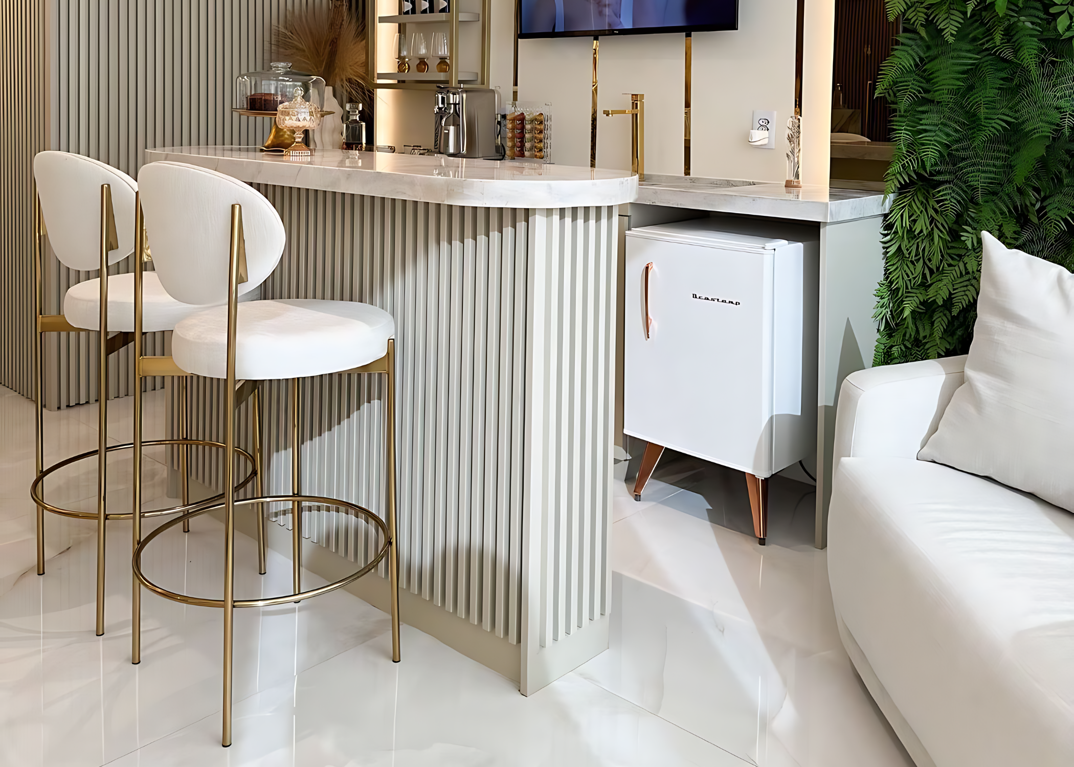 Banqueta Golf luxuosa, com base dourada e assento estofado em tecido off-white, proporcionando conforto e um toque refinado para compor ambientes sofisticados.