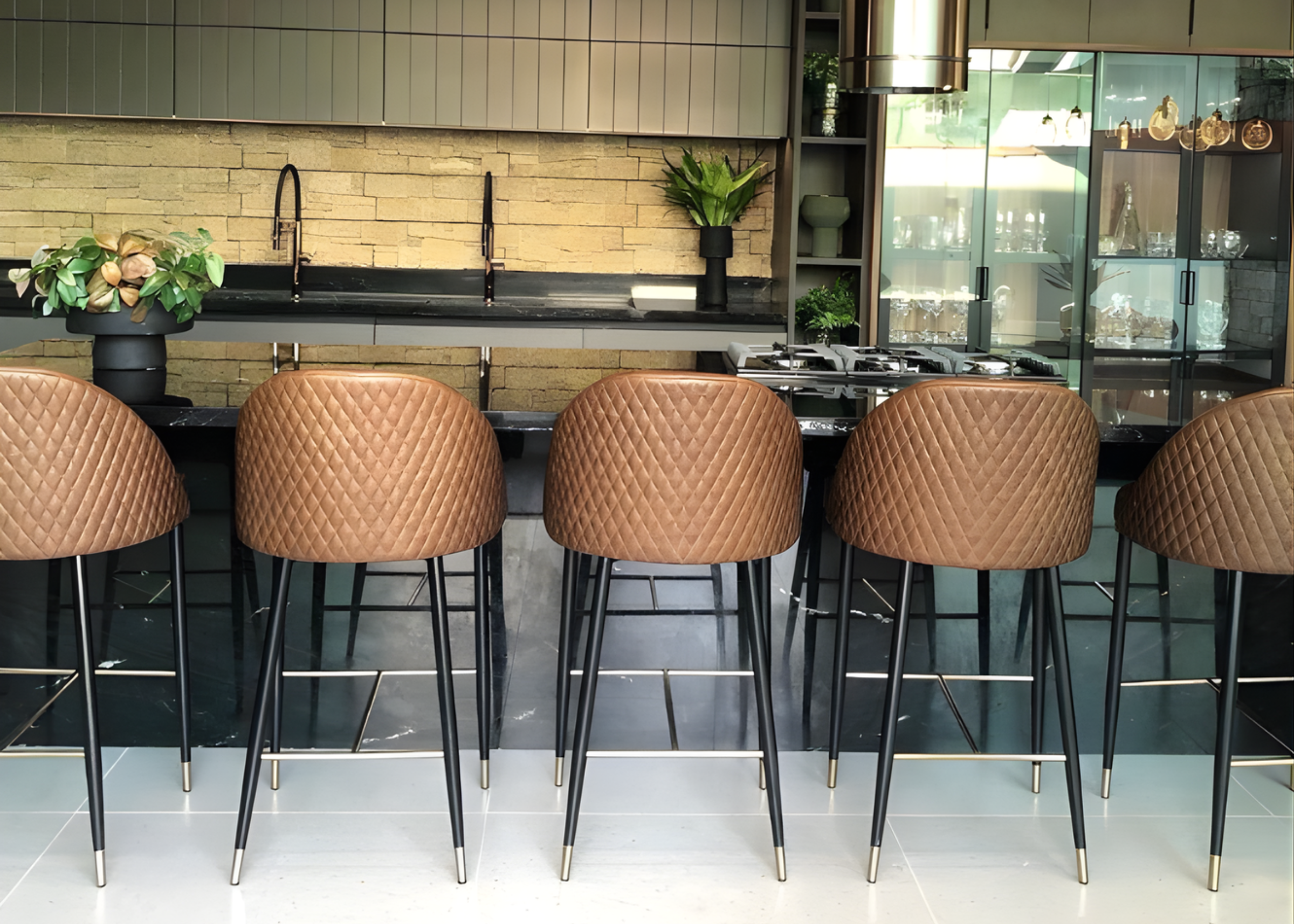 Banqueta Havena com acabamento em aço inox e assento em couríssimo marrom, combinando elegância, conforto e design sofisticado para o ambiente.