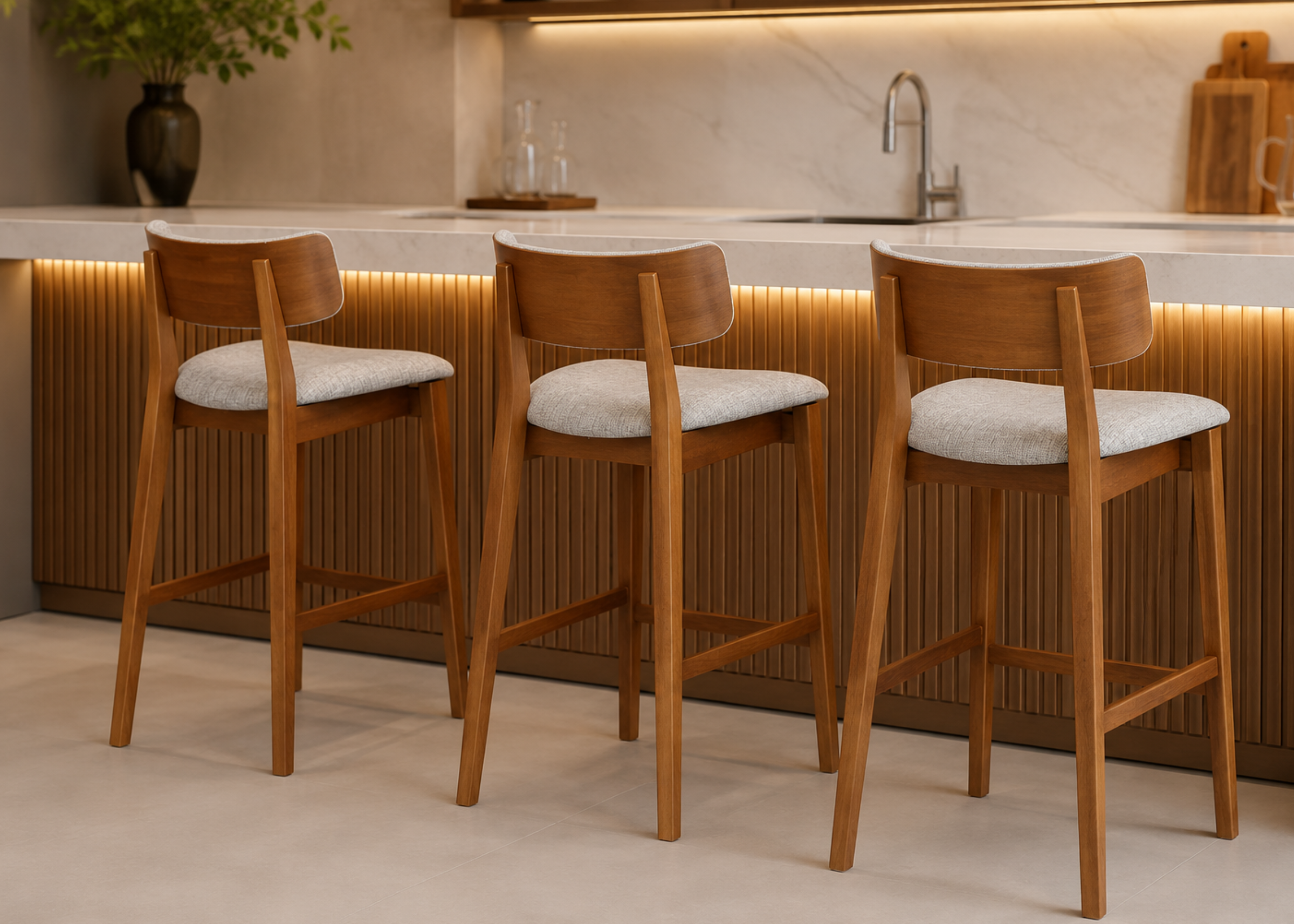 Banqueta Kenny em bancada sofisticada, apresentando design elegante e contemporâneo, ideal para compor cozinhas, espaços gourmet e ambientes modernos.