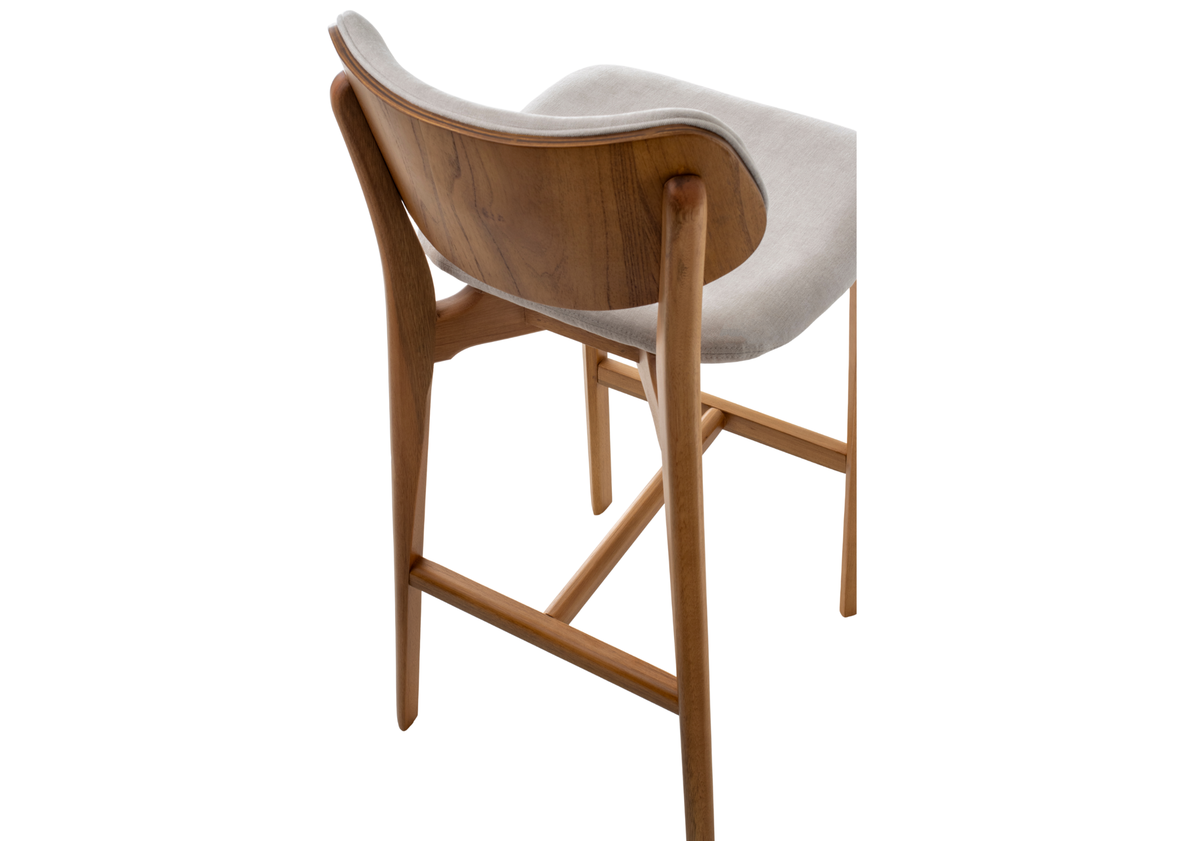 Banqueta Shell moderna para bancadas, com estrutura em madeira e design sofisticado que combina elegância e conforto em ambientes contemporâneos.