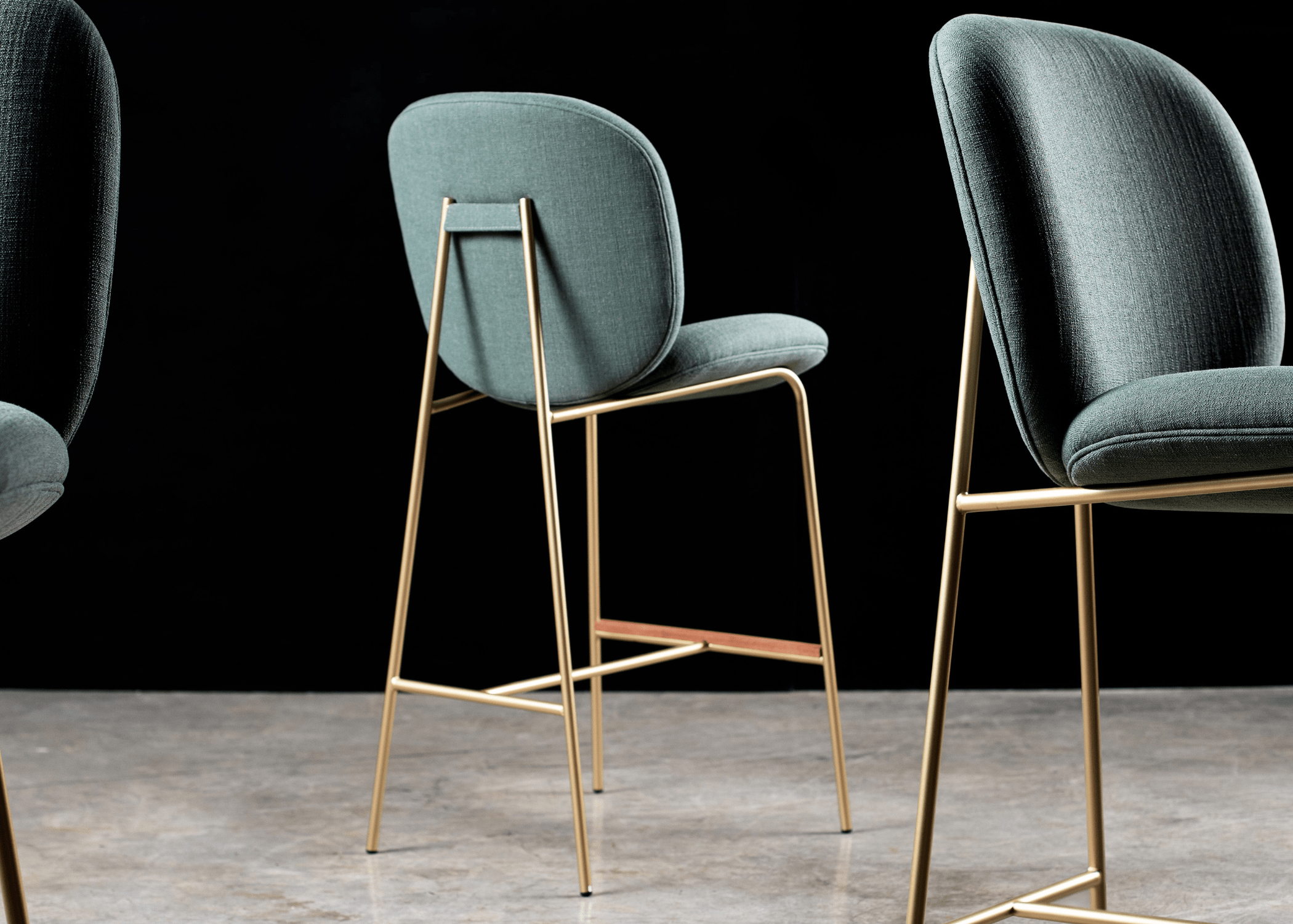 Banqueta Theodoro com estrutura em inox dourado e acabamento sofisticado. Perfeita para ambientes elegantes e contemporâneos.
