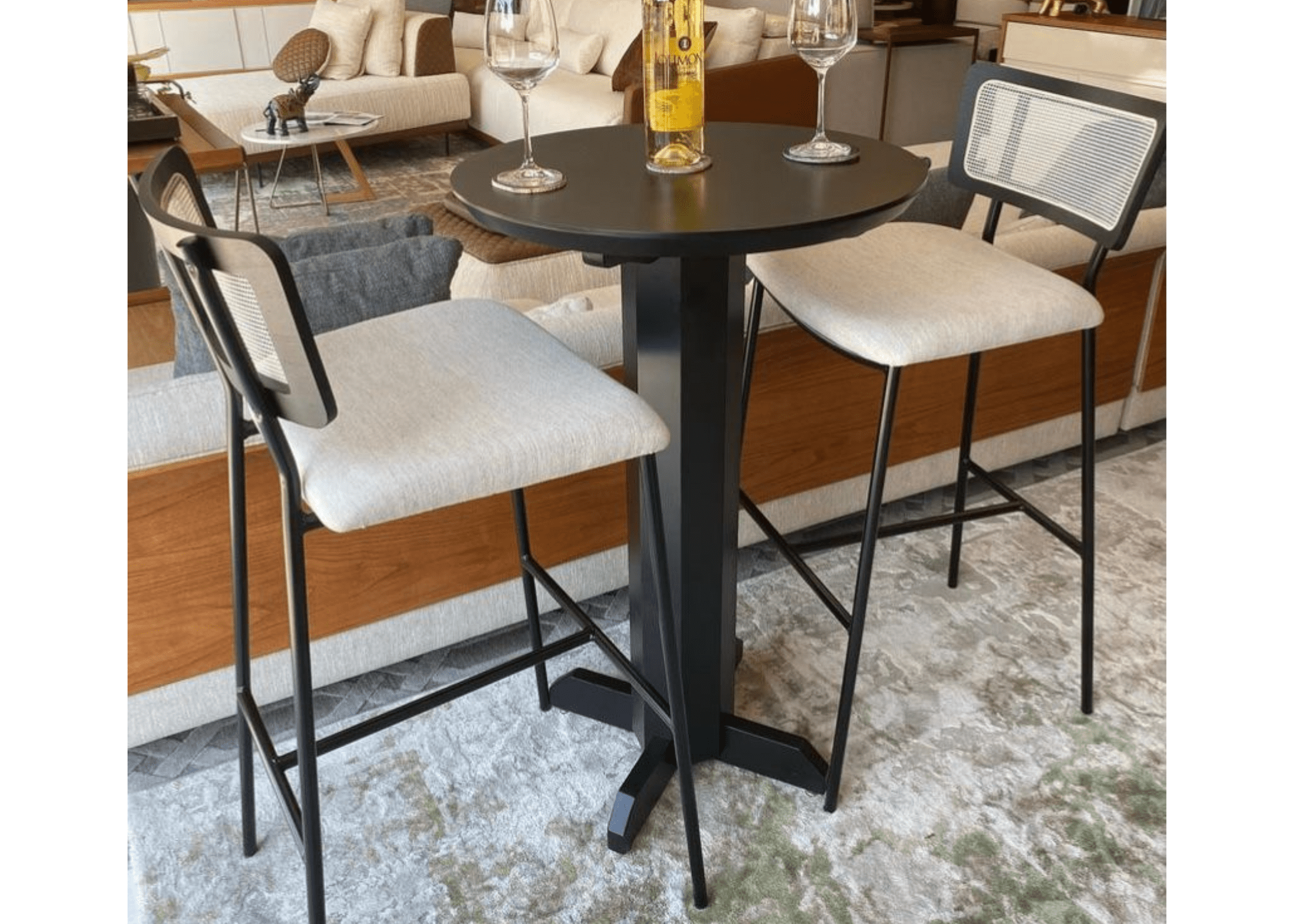 Conforto e rusticidade: assento da Banqueta Aruba em uma cozinha moderna.