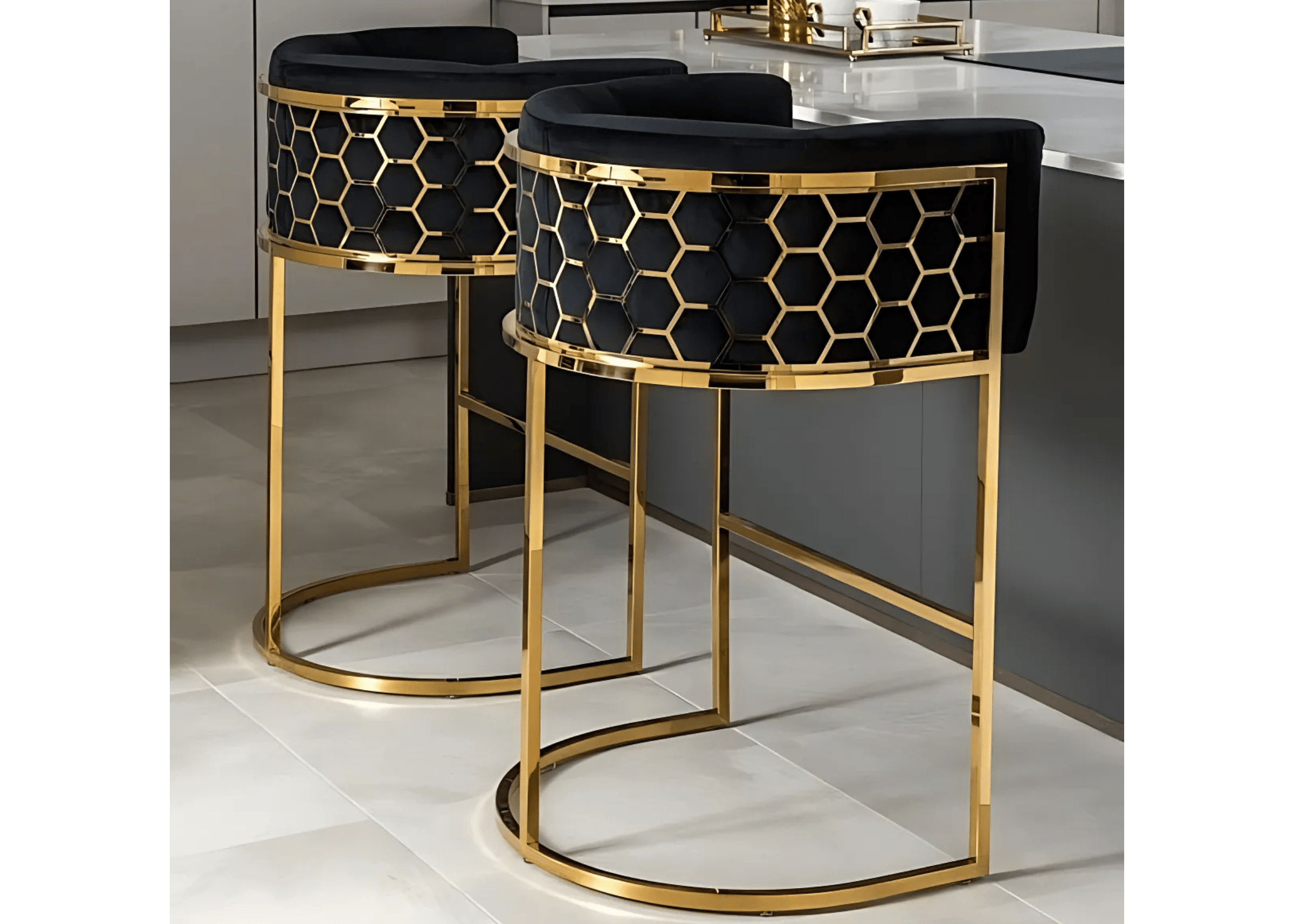 Ambiente gourmet com banquetas altas luxo aço inox dourado, revestimento preto formato favo.