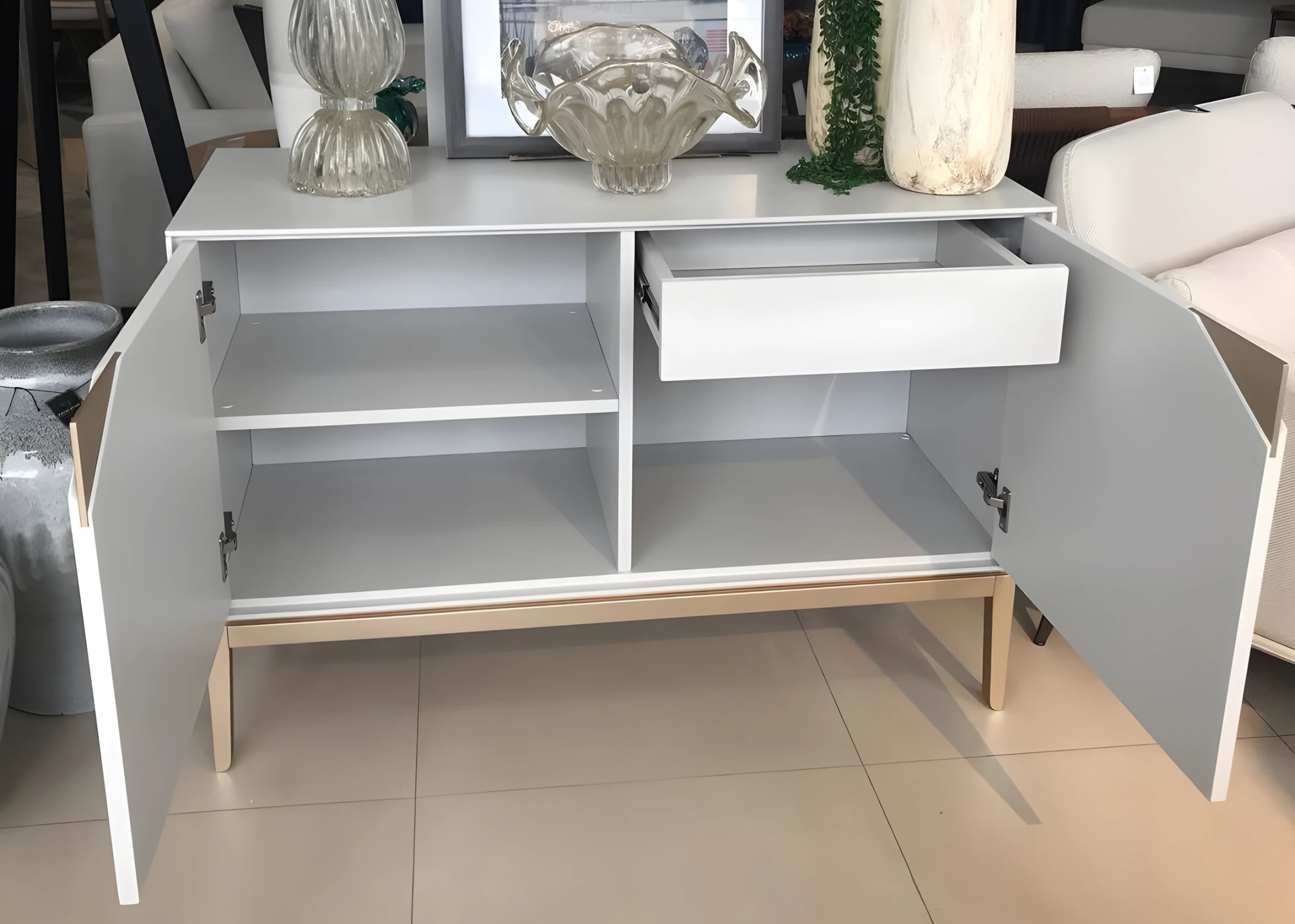 Buffet Amalfi laqueado branco com gaveta e prateleiras internas. Móvel moderno e funcional para compor decoração de sala de estar elegante.
