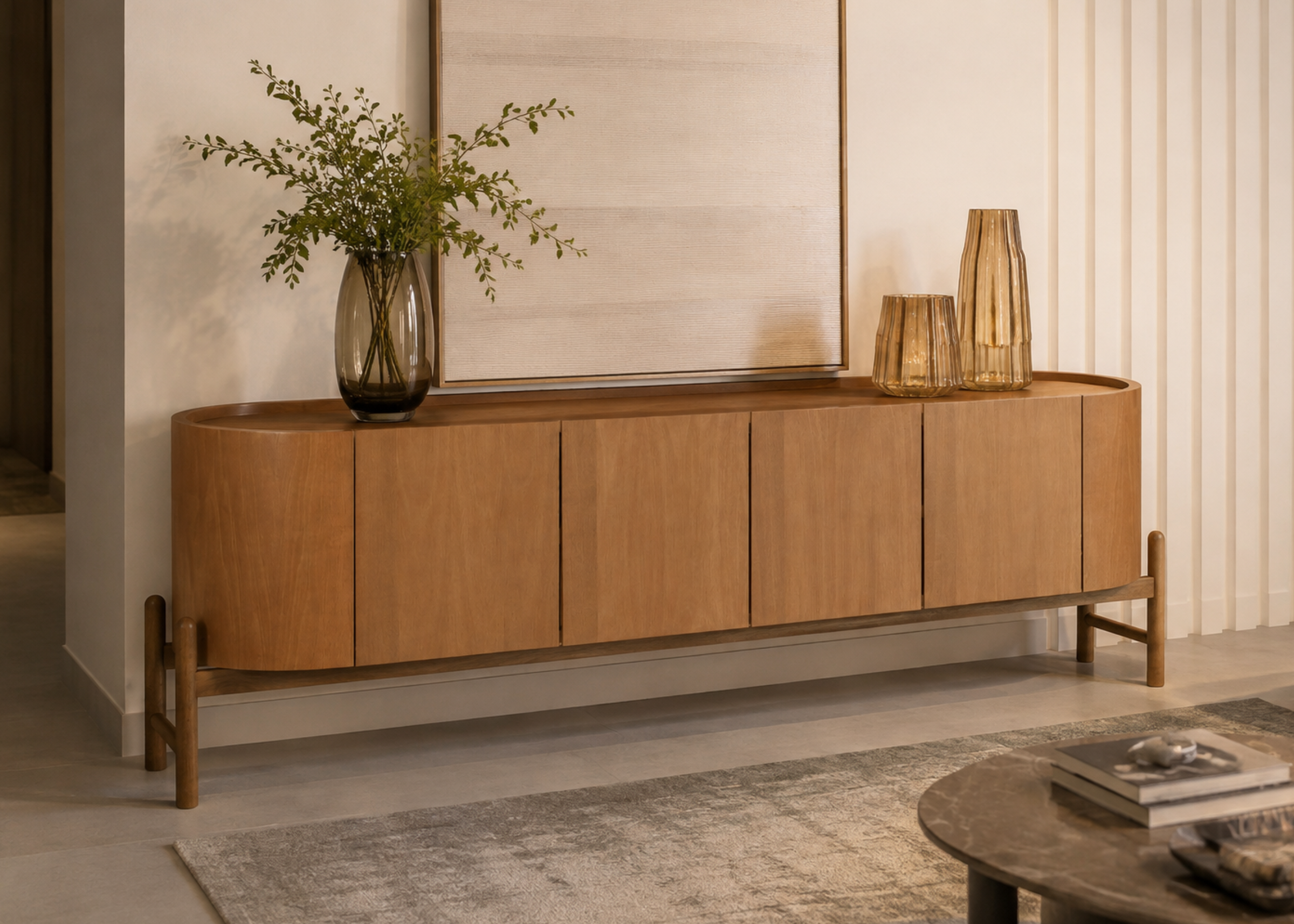Buffet Divine em sala moderna com acabamento laminado, apresentando design elegante e sofisticado, ideal para compor ambientes contemporâneos e refinados.