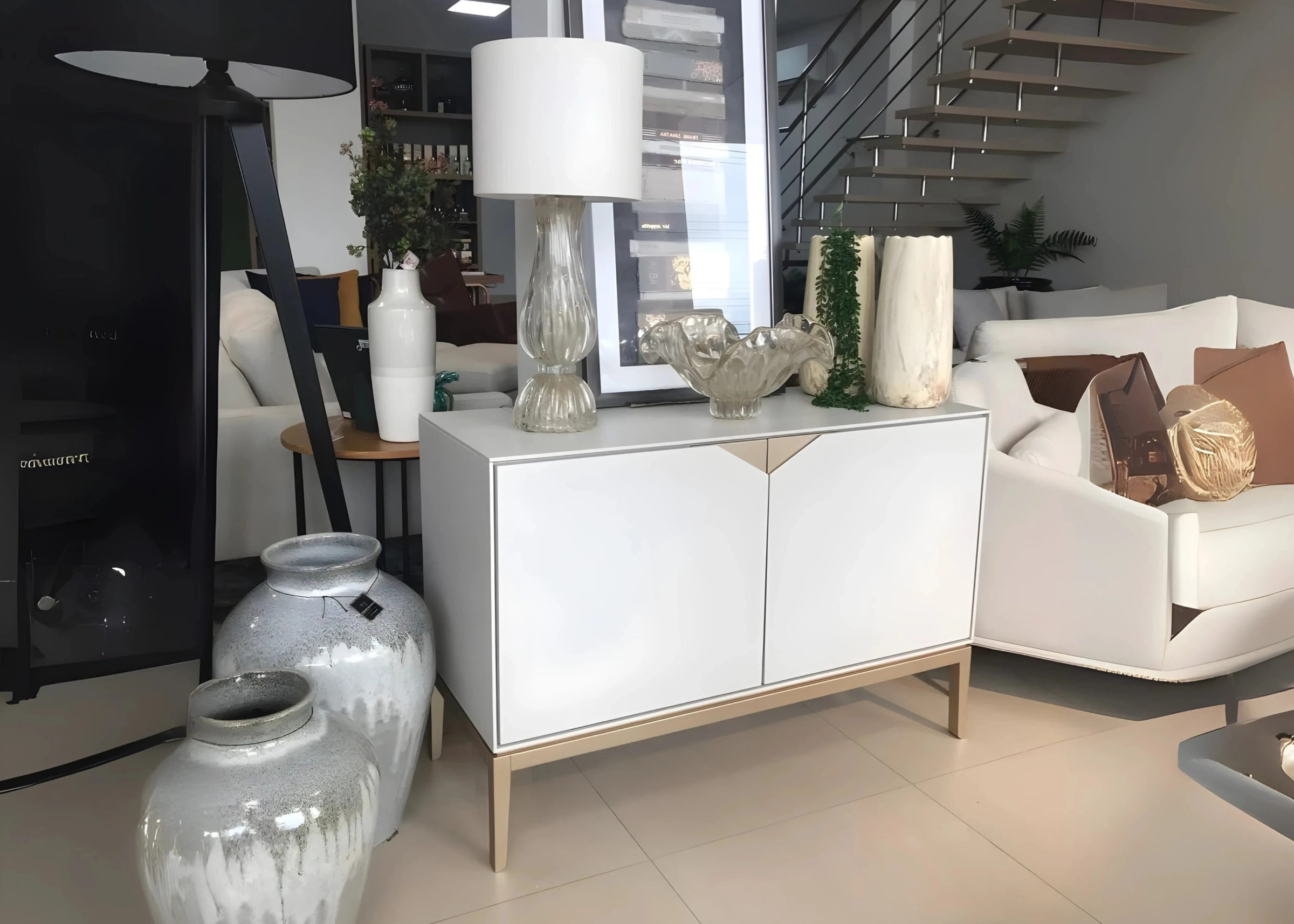 Buffet de duas portas laqueado branco com detalhe em laca champagne. Móvel elegante para sala de estar moderna e sofisticada.