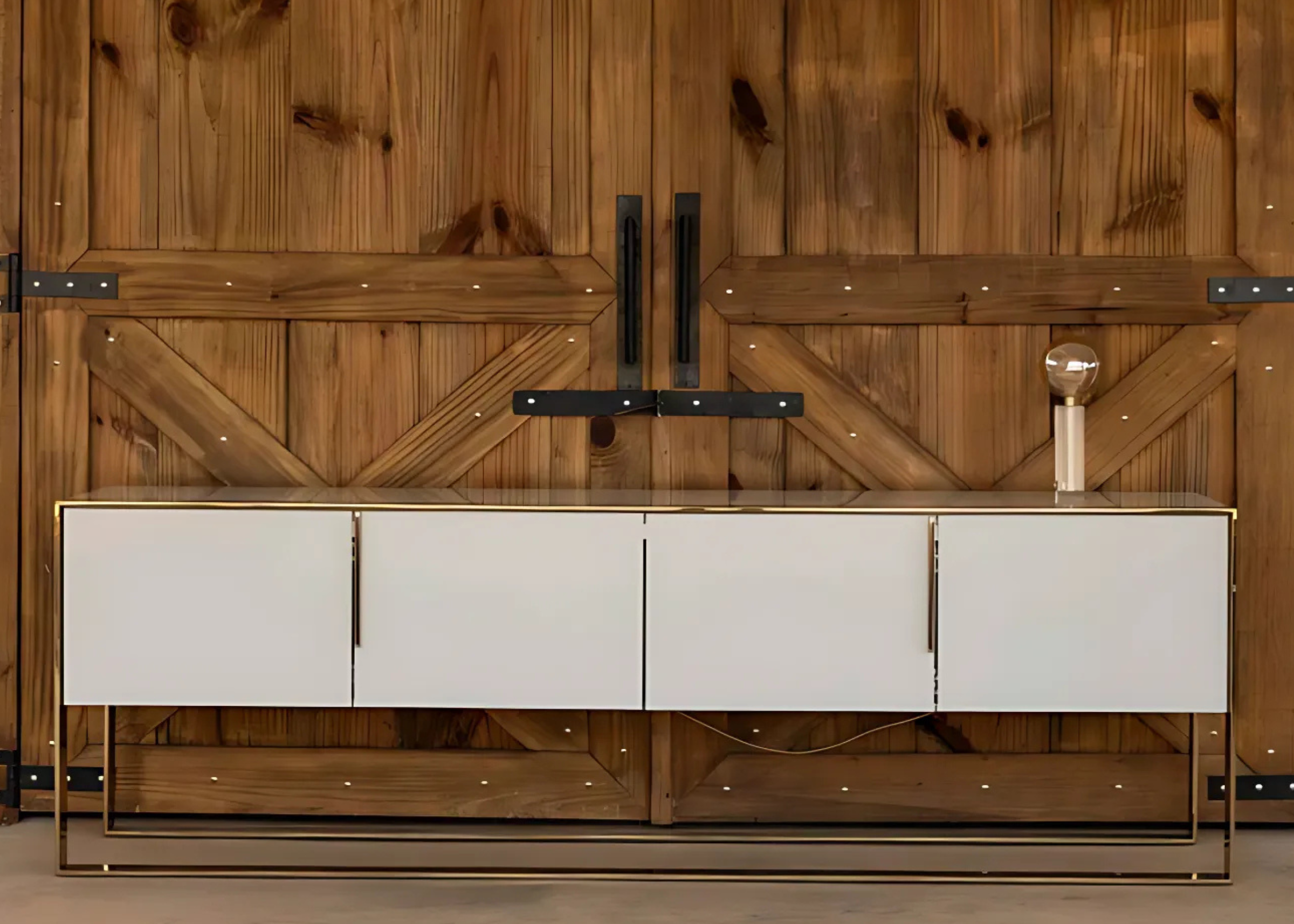 Buffet Athos com base dourada, design elegante e sofisticado, vista frontal sobre fundo rústico. Ideal para decoração de sala de jantar ou estar.