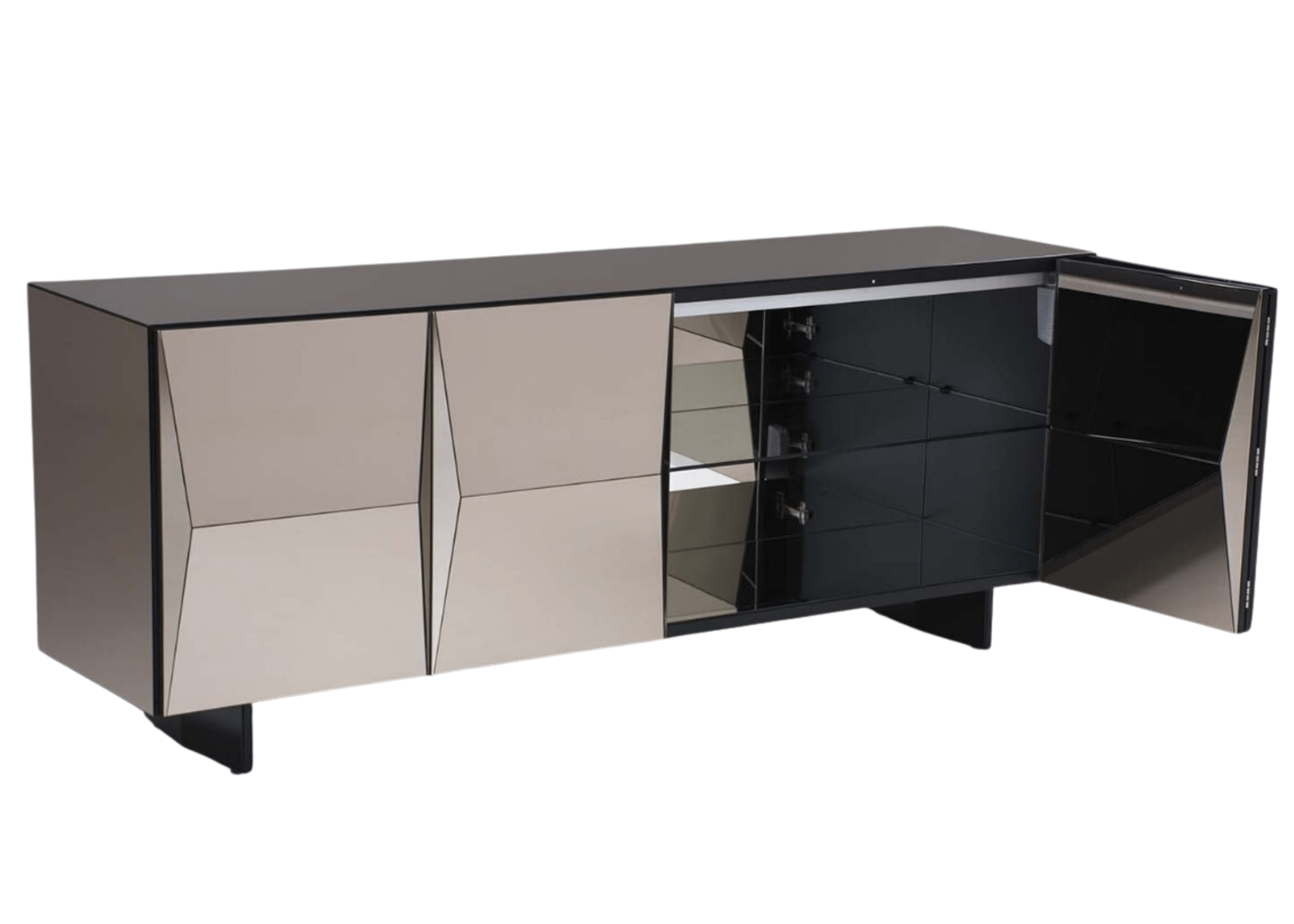 Buffet Pallazo espelhado com detalhes refinados e prateleiras em vidro que valorizam o ambiente com elegância.