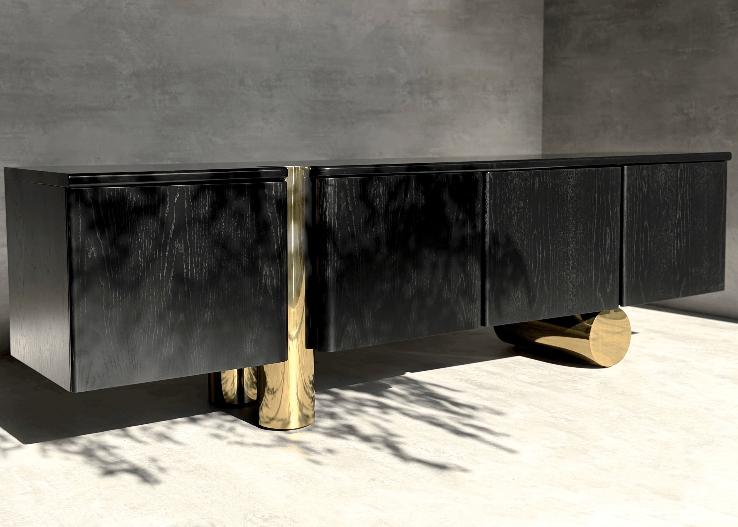 Buffet Heron com portas curvas e design moderno, acabamento em lâmina de madeira e pés metálicos que trazem leveza visual.