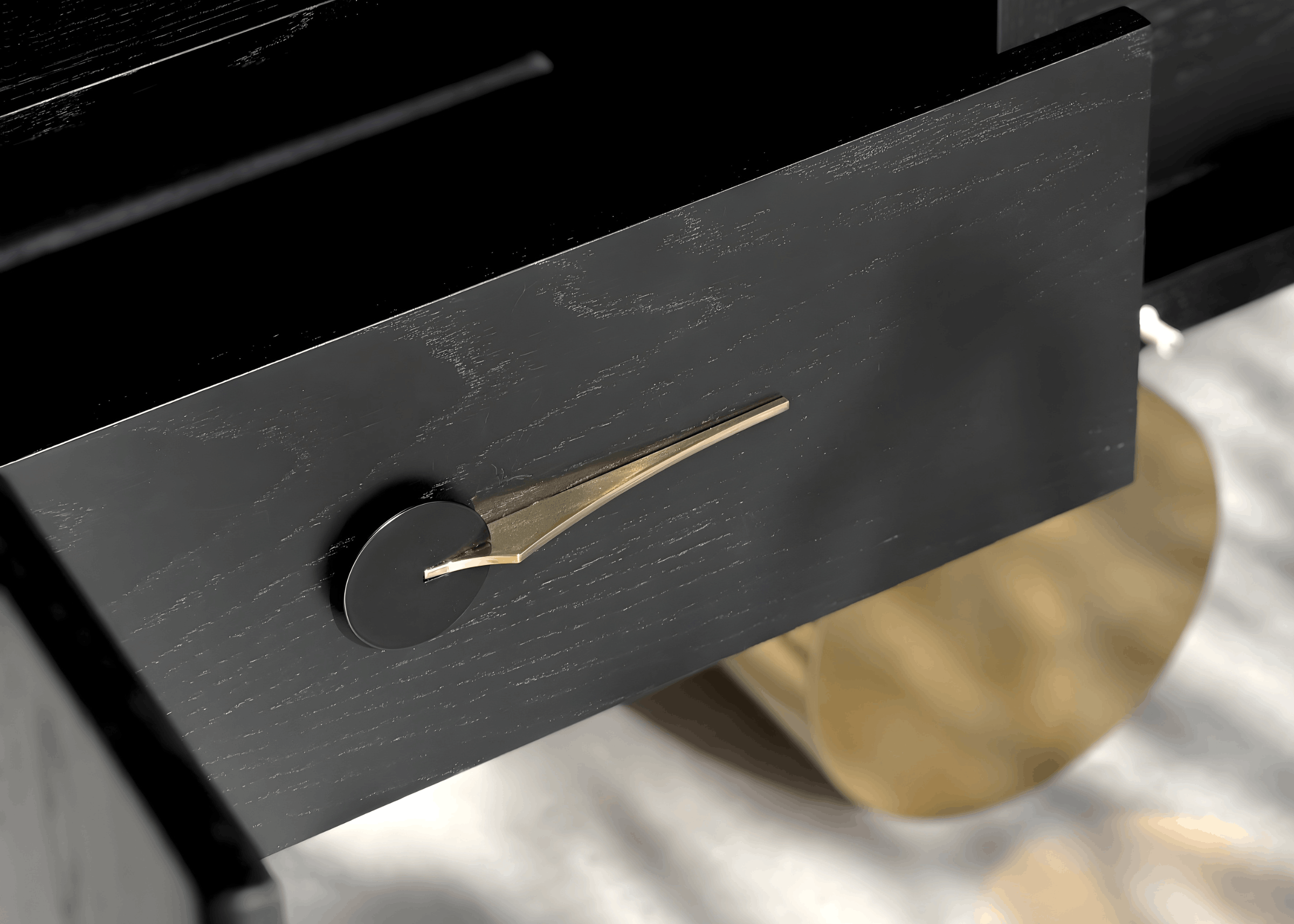 Detalhe do Buffet Heron com estrutura em MDF e base em aço inox dourado, evidenciando contraste elegante entre madeira escura e metal.