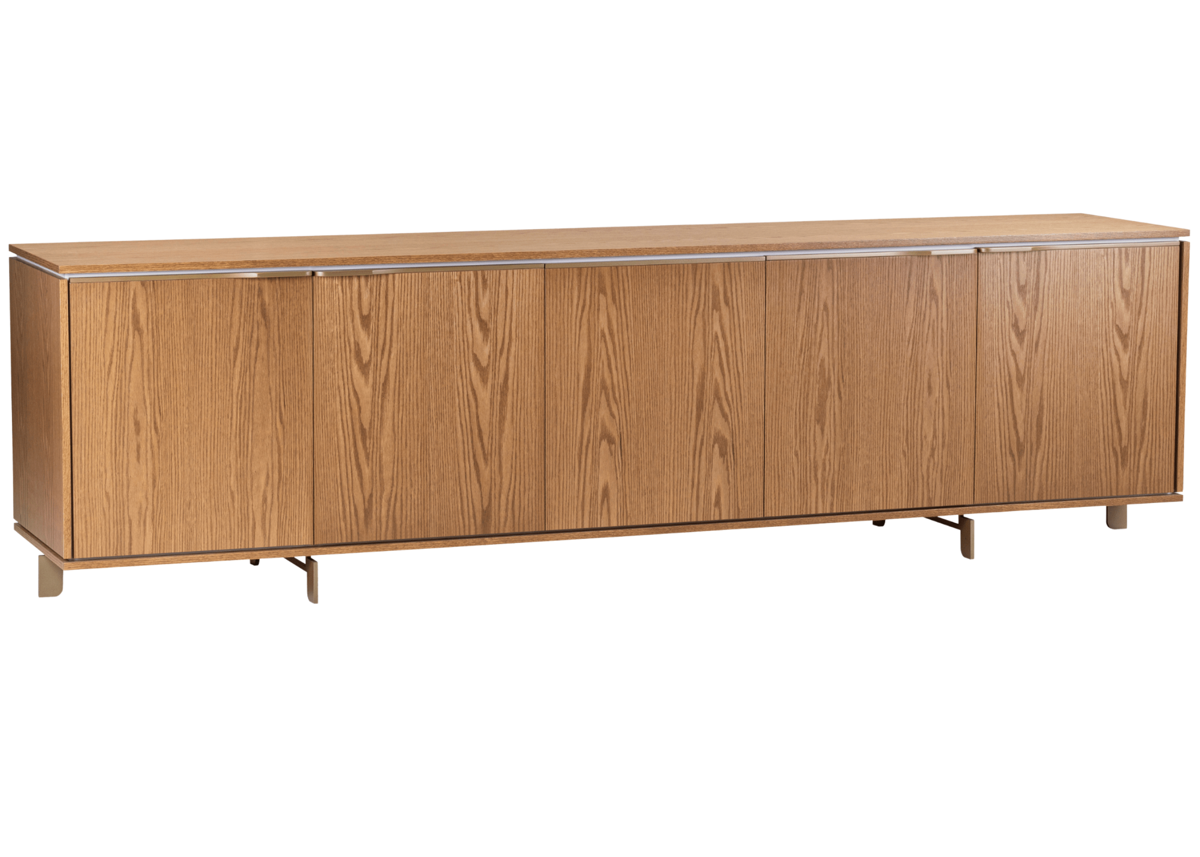 Buffet modelo Mark em carvalho amêndoa com cinco portas e design linear. Peça contemporânea e funcional, ideal para ambientes sofisticados, apresentada sobre fundo neutro.
