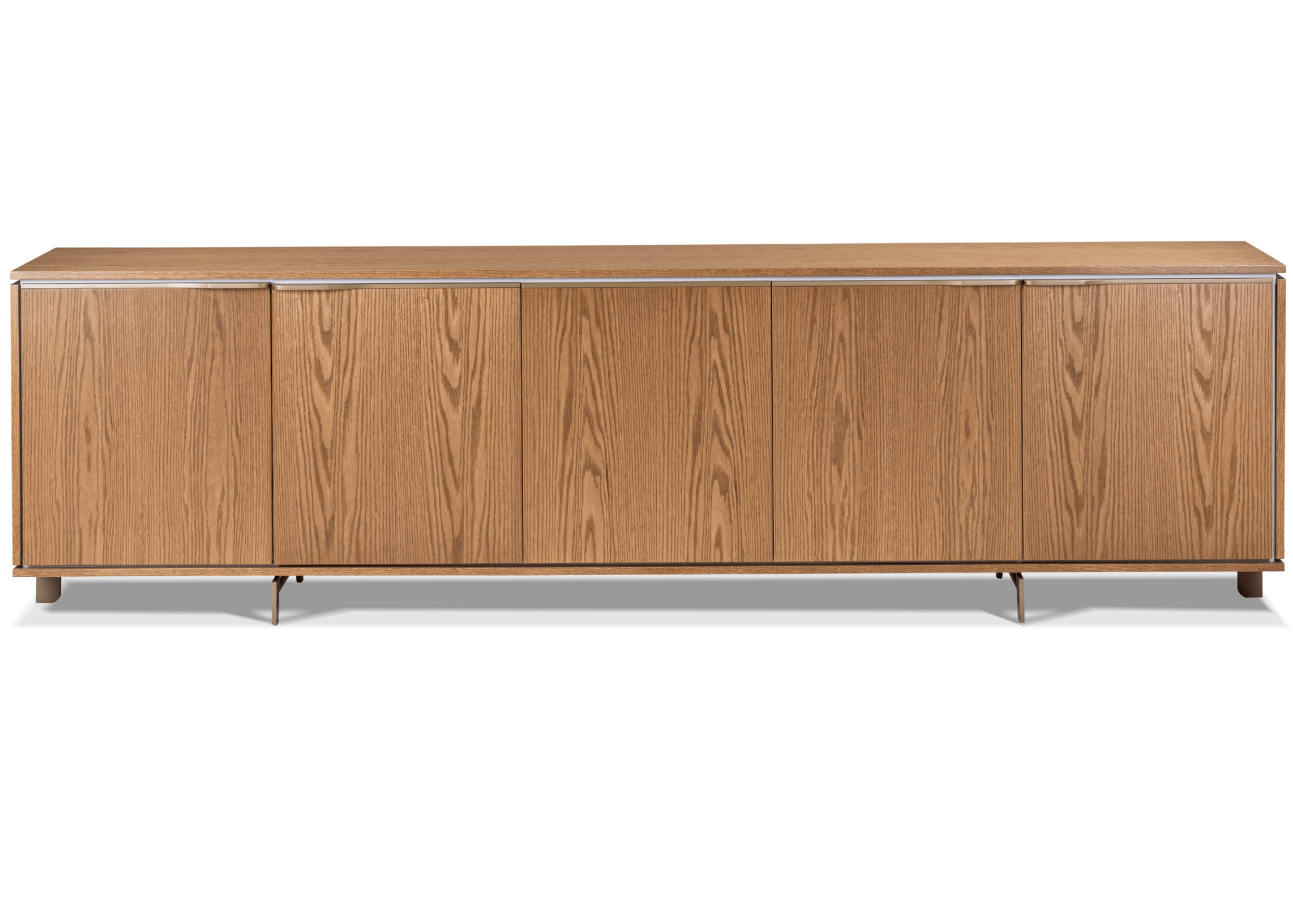 Buffet Mark Carvalho com cinco portas em acabamento sofisticado e base dourada. Peça elegante para composição de ambientes modernos como sala de jantar ou estar.
