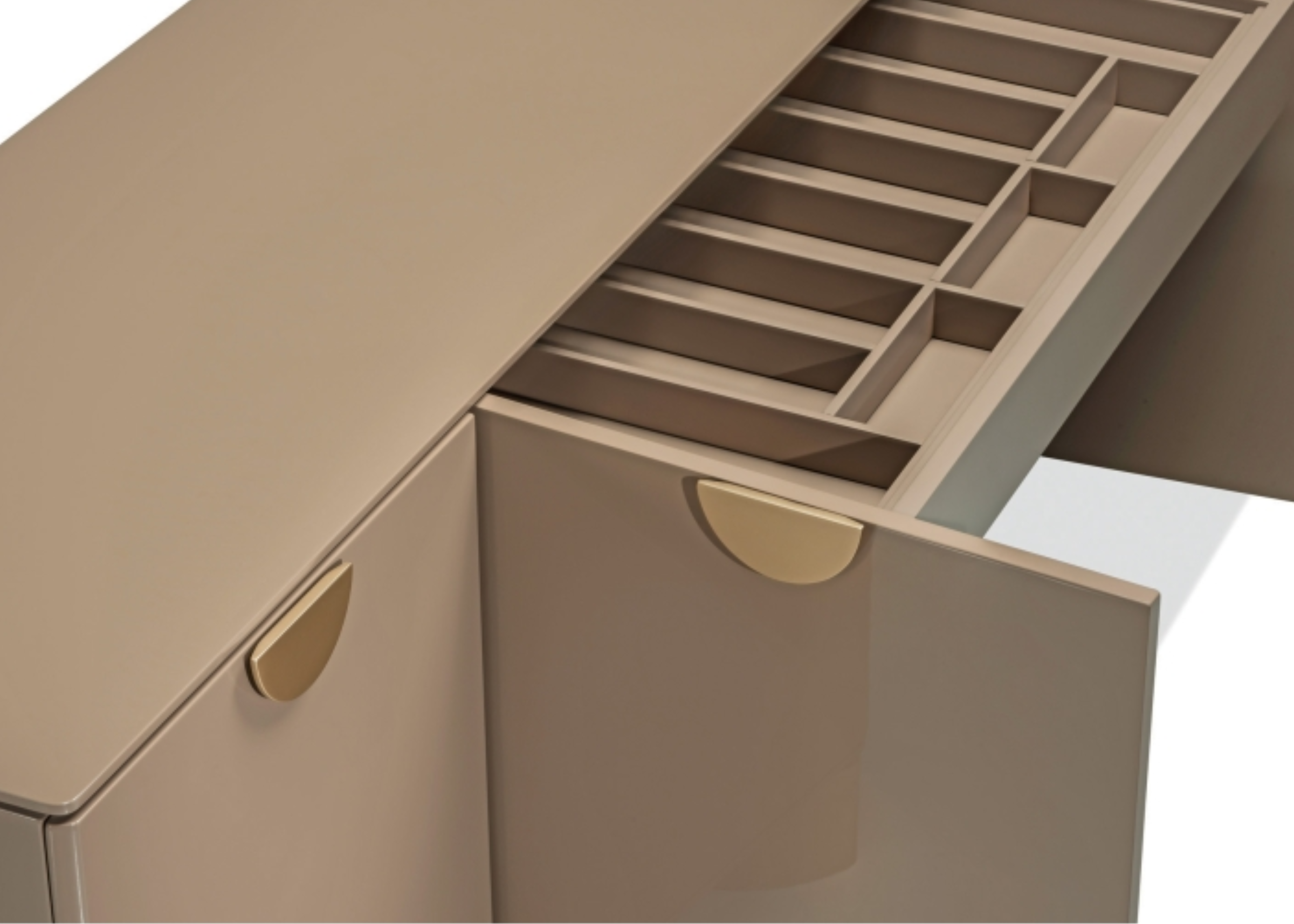 Buffet moderno com quatro portas, gavetão interno e acabamento laqueado gold fosco. Perfeito para ambientes contemporâneos e sofisticados.

