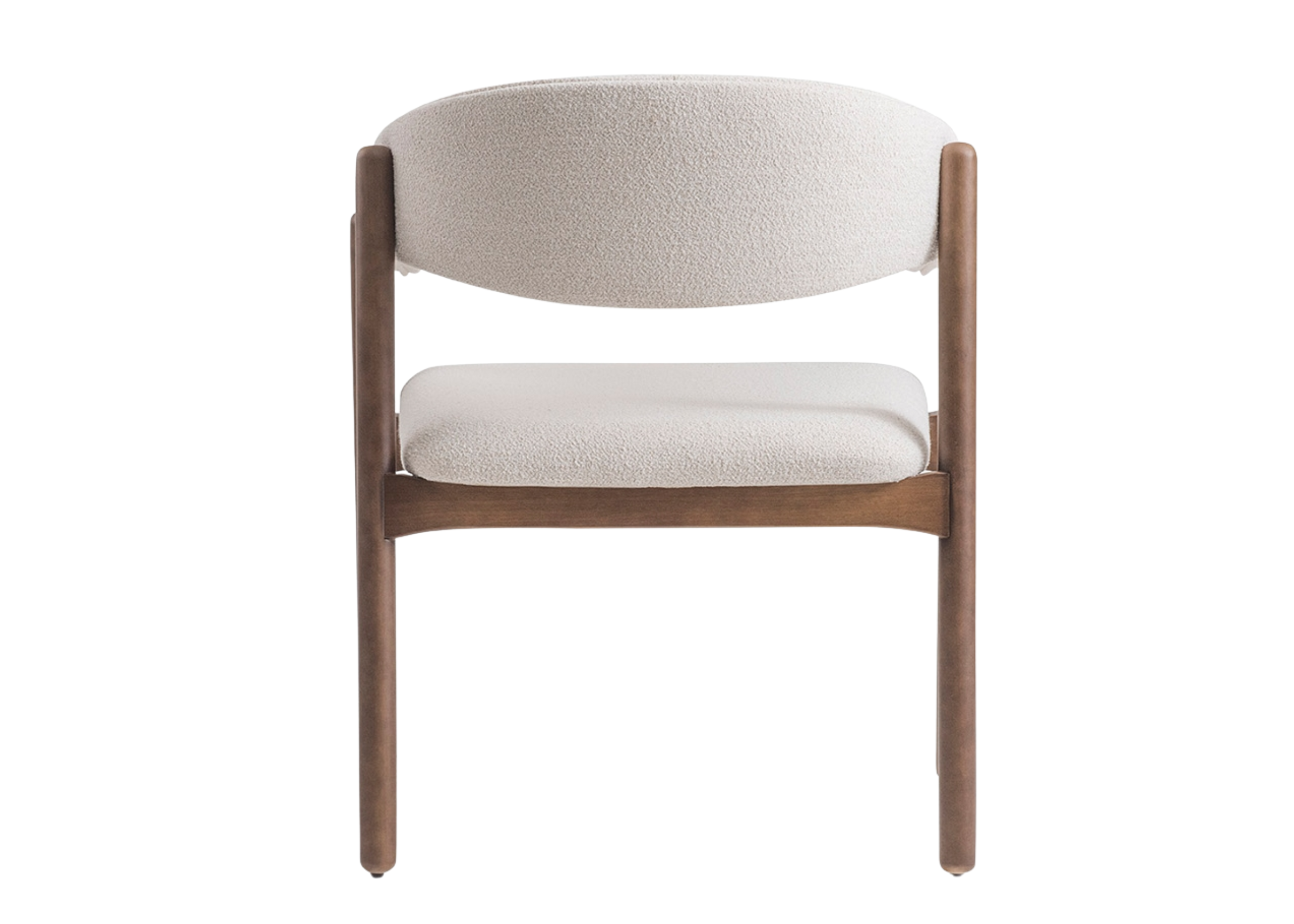 Cadeira Abel com revestimento em bouclé e base em madeira tauari na tonalidade nogueira, apresentando design confortável e sofisticado, ideal para compor ambientes modernos e acolhedores.