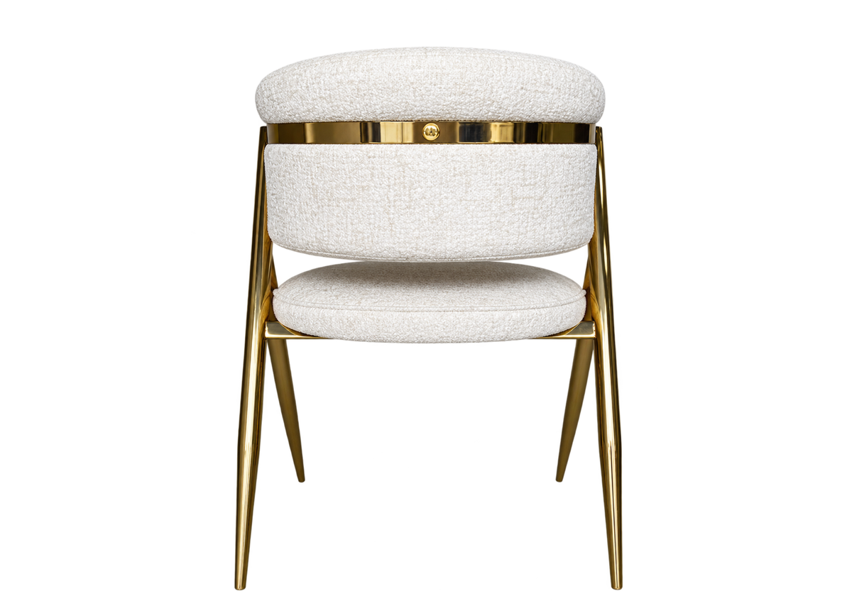 Cadeira Alba com estrutura em aço inox dourado, assento estofado e encosto envolvente, unindo conforto e elegância