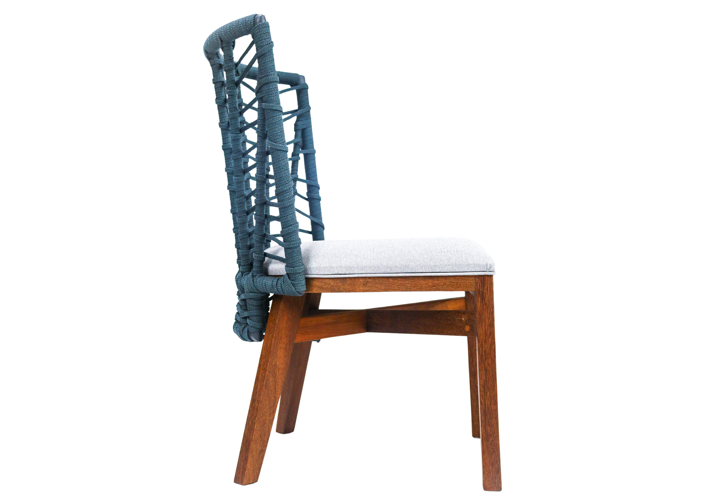 Cadeira para área externa modelo Ventania com base em cumaru e assento impermeável, apresentando design elegante e durável para varandas e jardins.