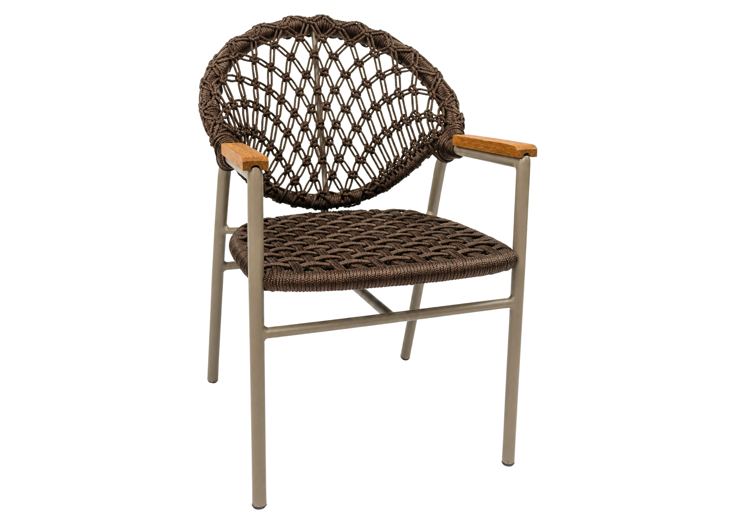 Cadeira para área externa Summer com braços em alumínio, detalhe em cumaru e acabamento em corda náutica, ideal para compor espaços externos elegantes.
