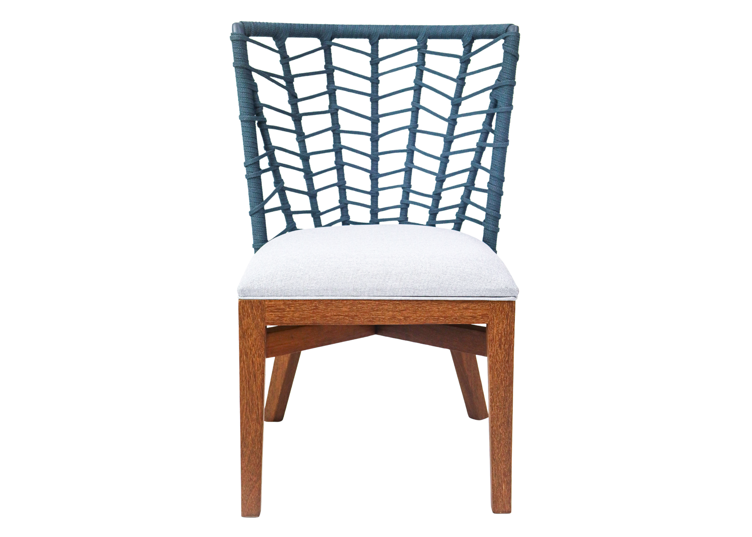 Cadeira para área externa Ventania com base em madeira cumaru, encosto em corda náutica e assento impermeável, apresentando design moderno e resistente para ambientes ao ar livre.