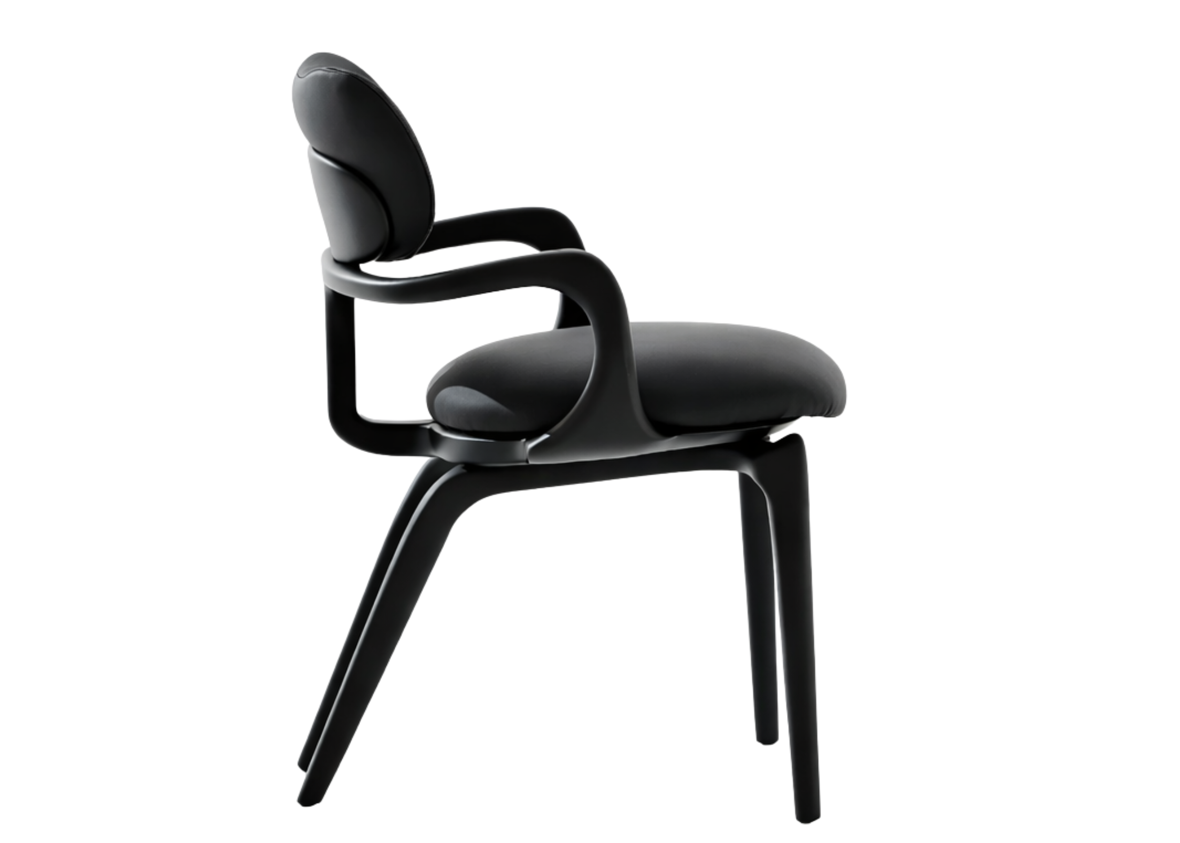 Cadeira Arko com detalhes encantadores e assento confortável, destacando design elegante para ambientes sofisticados.