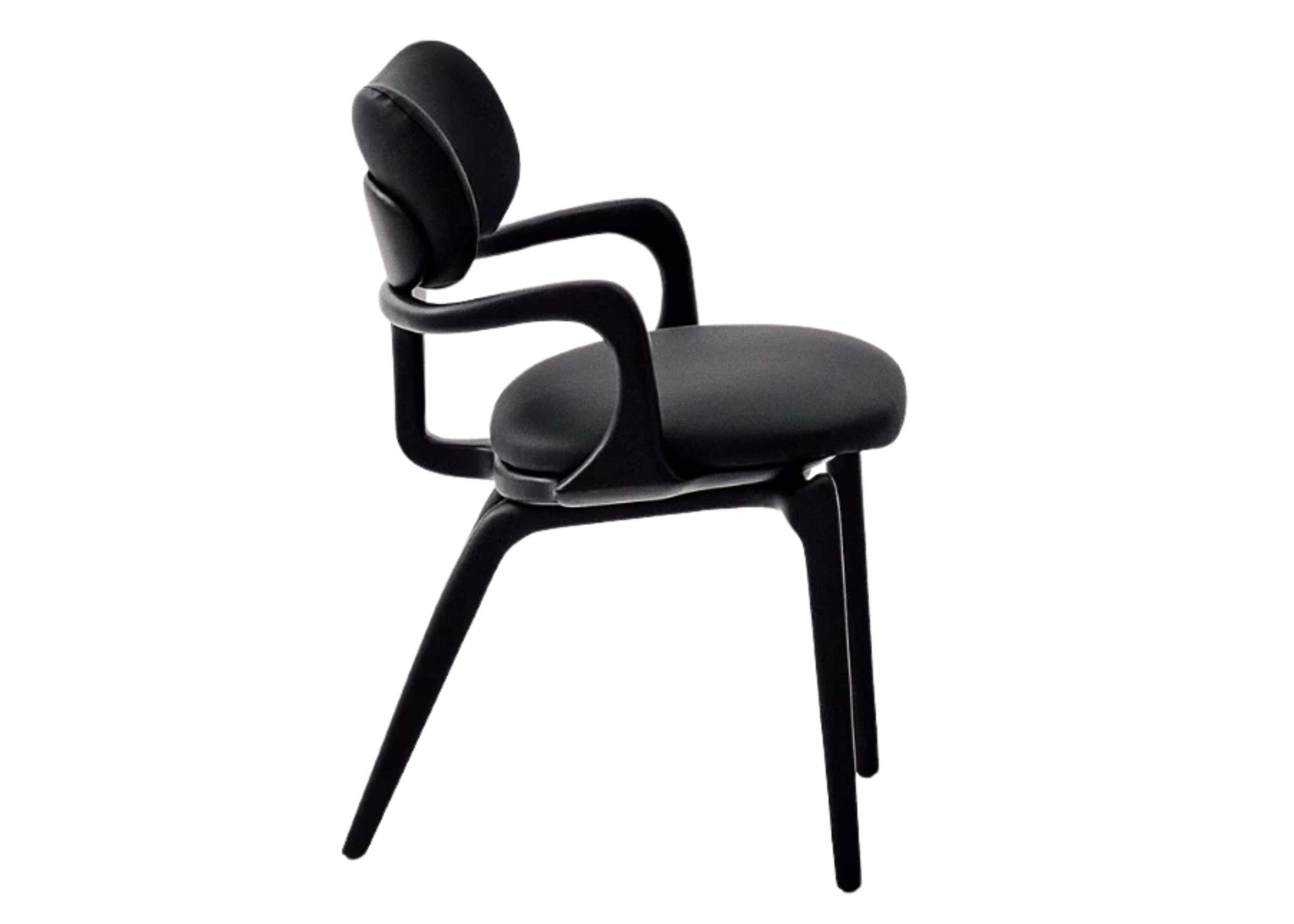Cadeira Arko com madeira preta ebanizada e assento e encosto estofados, unindo elegância, conforto e design contemporâneo para ambientes sofisticados.