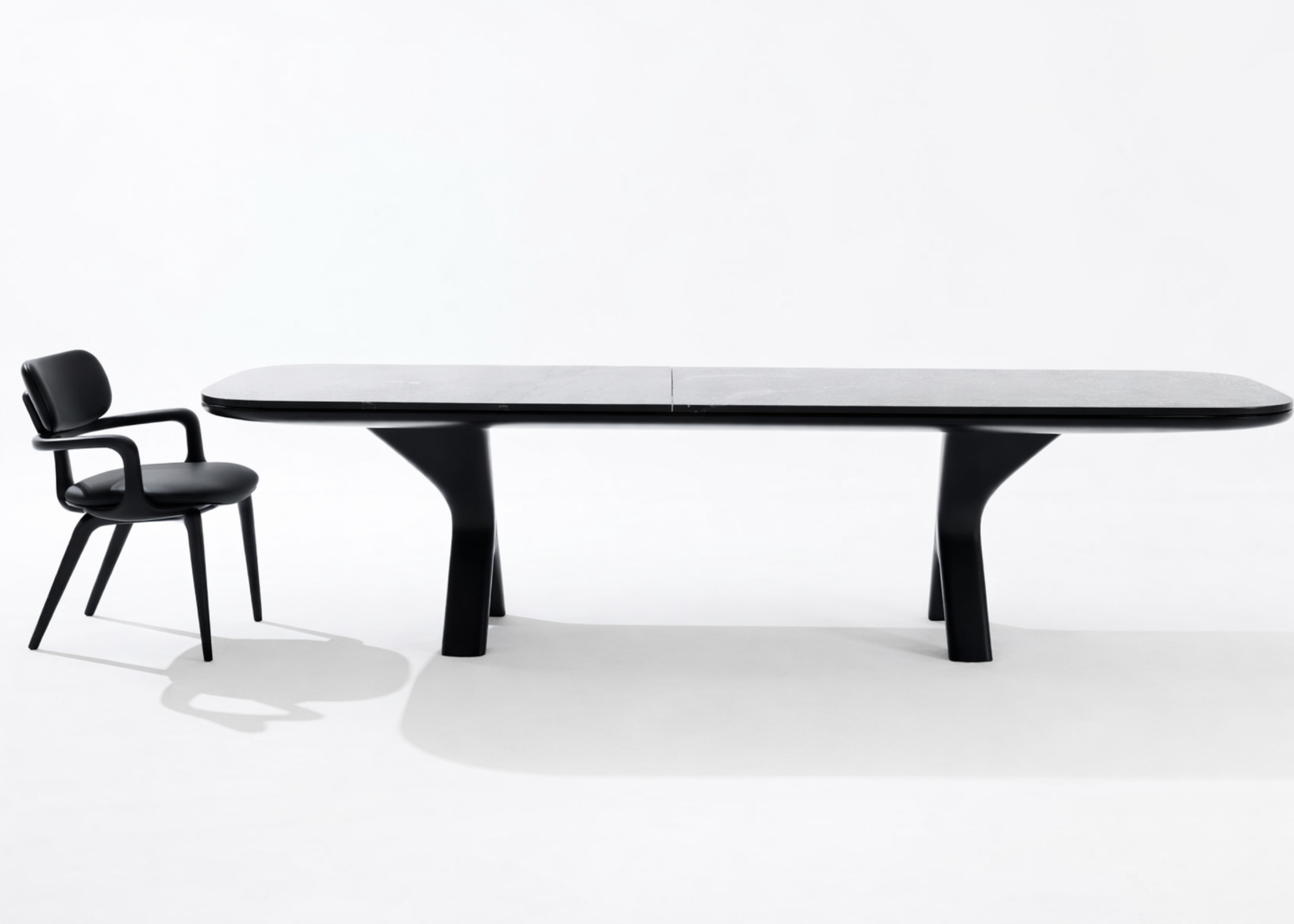 Cadeira Arko em sala de jantar composta com mesa elegante, destacando conforto, design sofisticado e harmonia na decoração.