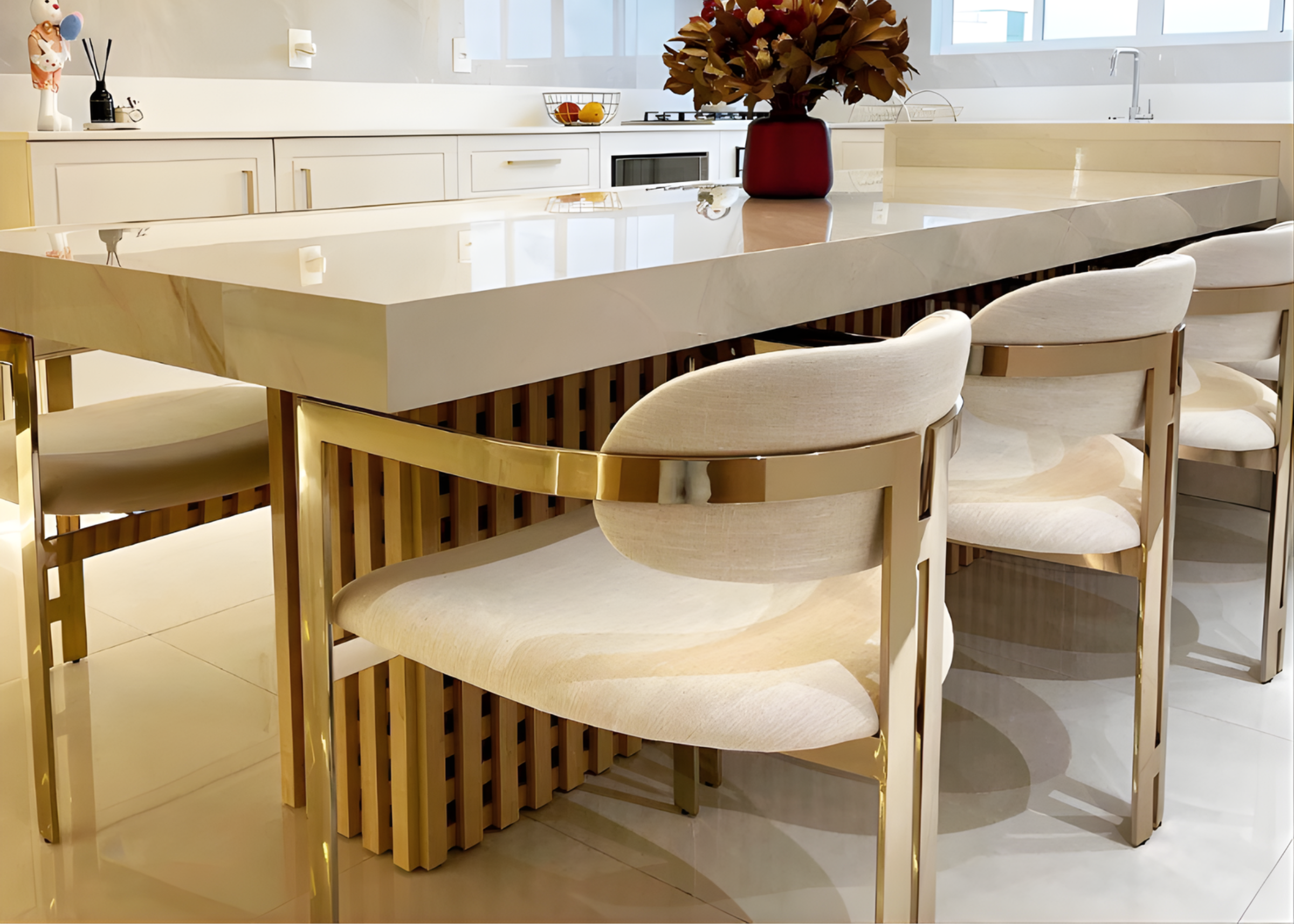 Cadeira Calla luxuosa em tecido linho off-white, combinando conforto, elegância e sofisticação para a sala de jantar.