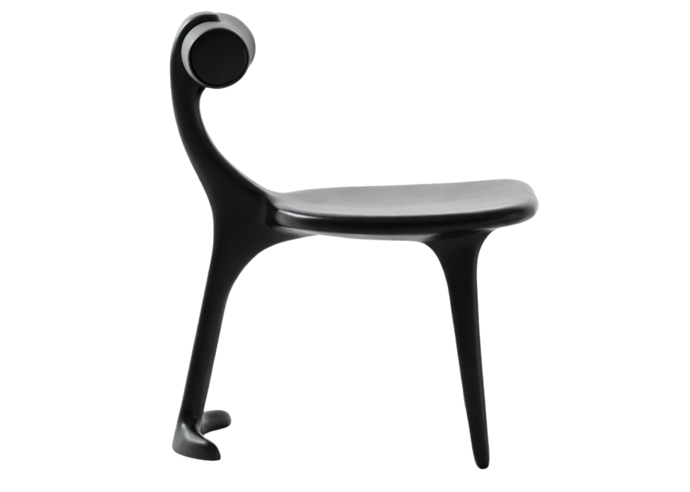 Cadeira Cilindro em vista lateral, com base em madeira ebanizada e encosto rolinho estofado, unindo conforto e design elegante para ambientes sofisticados.