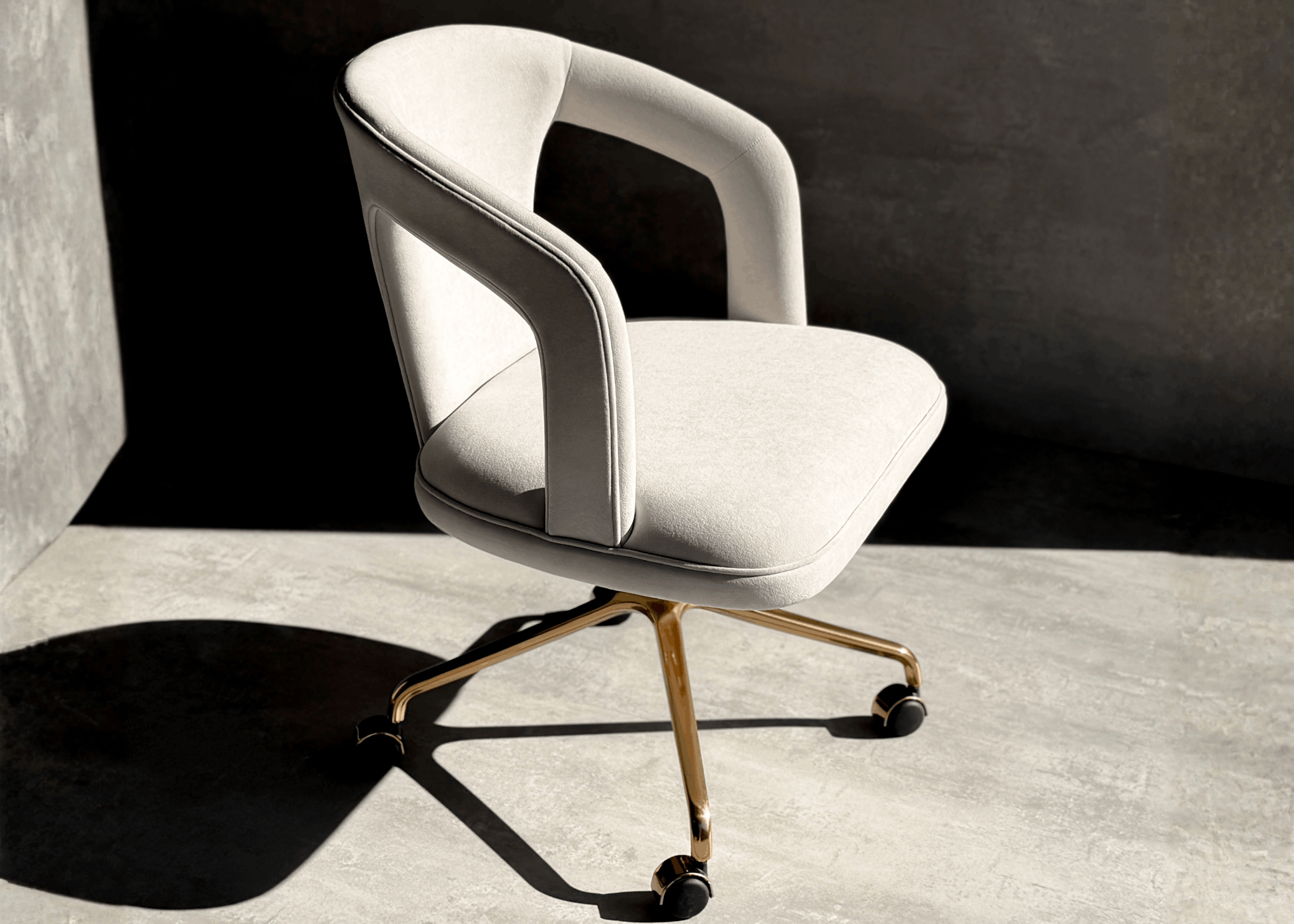Cadeira de escritório Braid estofada em tom claro com design curvo e base giratória dourada com rodízios, peça elegante para escritório moderno.