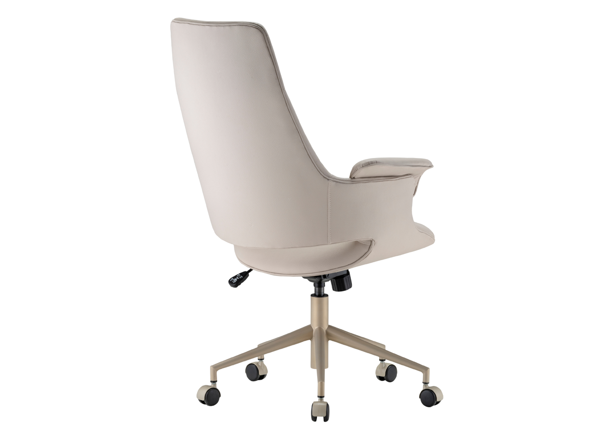 Cadeira de escritório Maria com detalhes na parte traseira e rodízios para facilitar a movimentação, apresentando design sofisticado e acabamento elegante para ambientes de trabalho modernos.