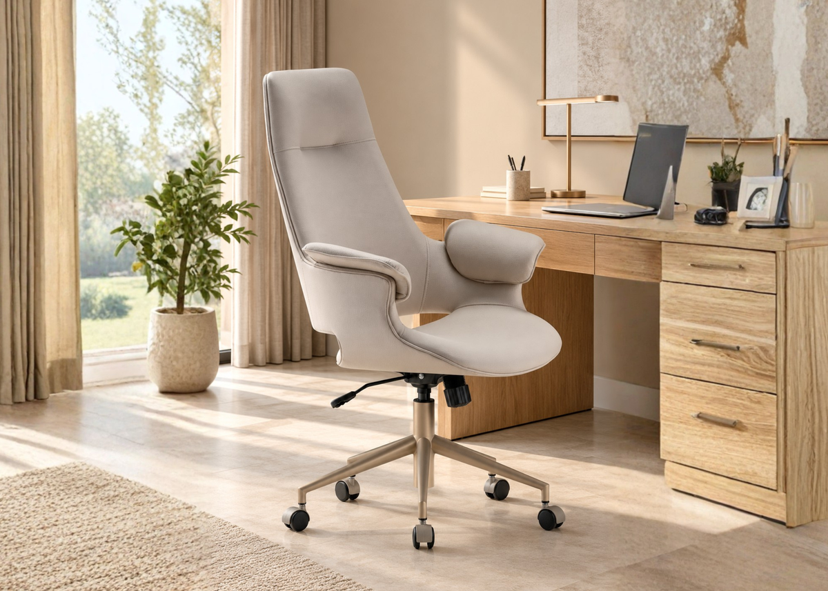 Cadeira de escritório Maria com revestimento em tecido cinza claro, design elegante e estrutura confortável, ideal para compor ambientes de trabalho modernos e sofisticados.