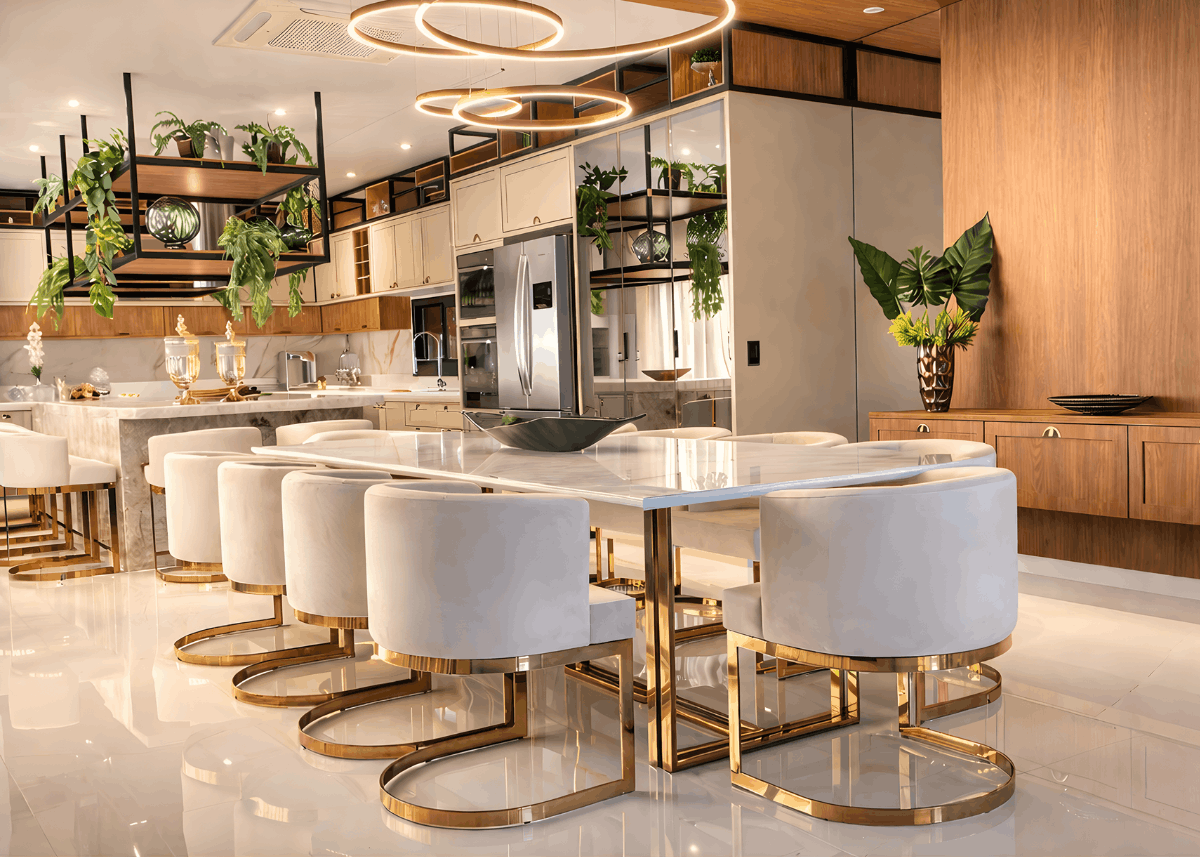 Cadeira de jantar Gregori em aço inox em ambiente sofisticado com mesa de mármore e decoração de alto padrão.