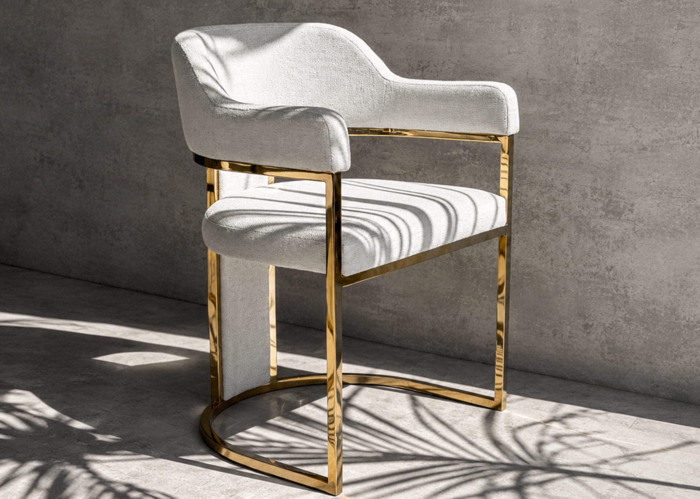 Cadeira Delta moderna com estrutura metálica dourada e estofado claro, ideal para decoração sofisticada e minimalista