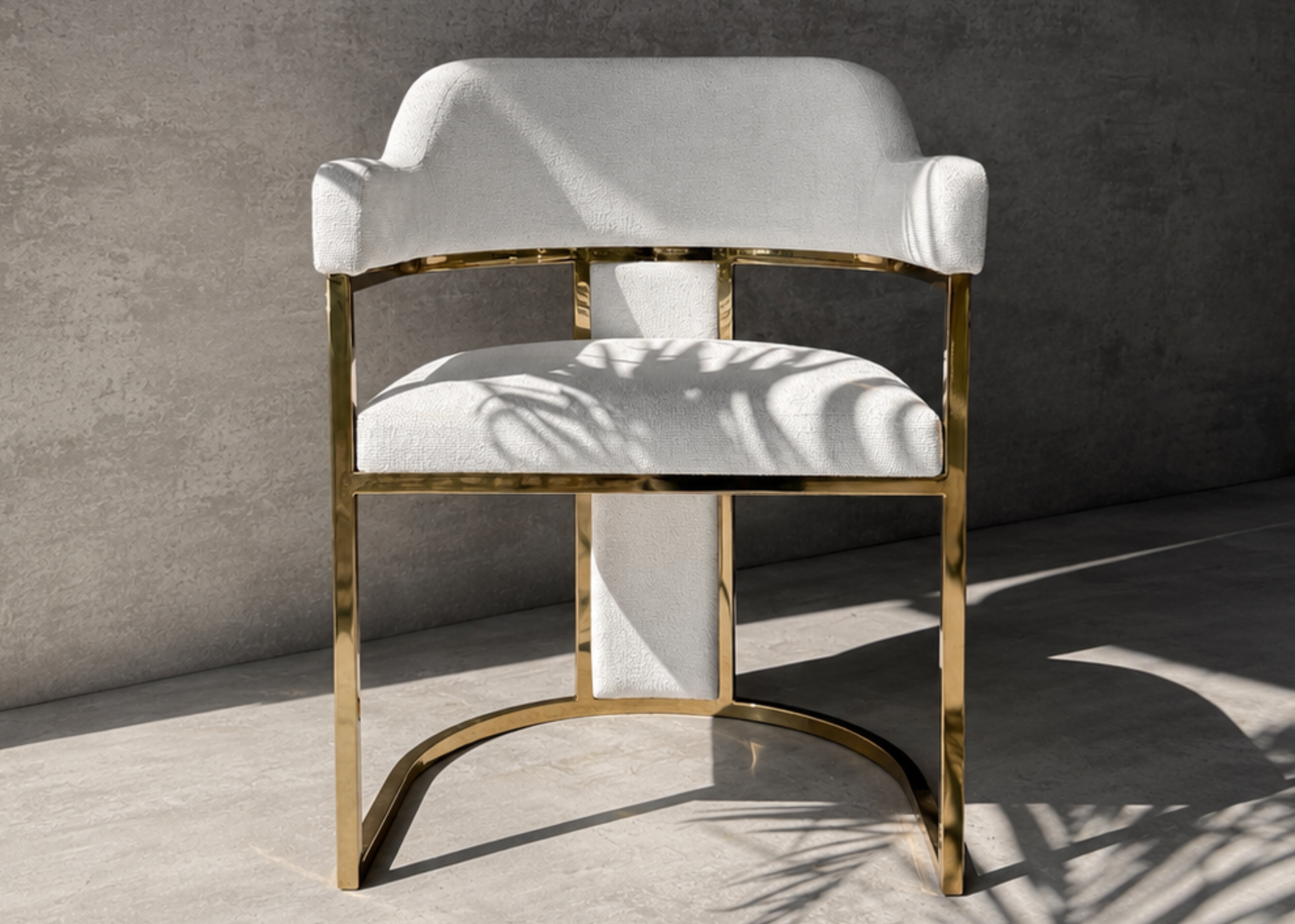 Cadeira Delta com design curvo e acabamento premium em inox dourado para ambientes elegantes e aconchegantes