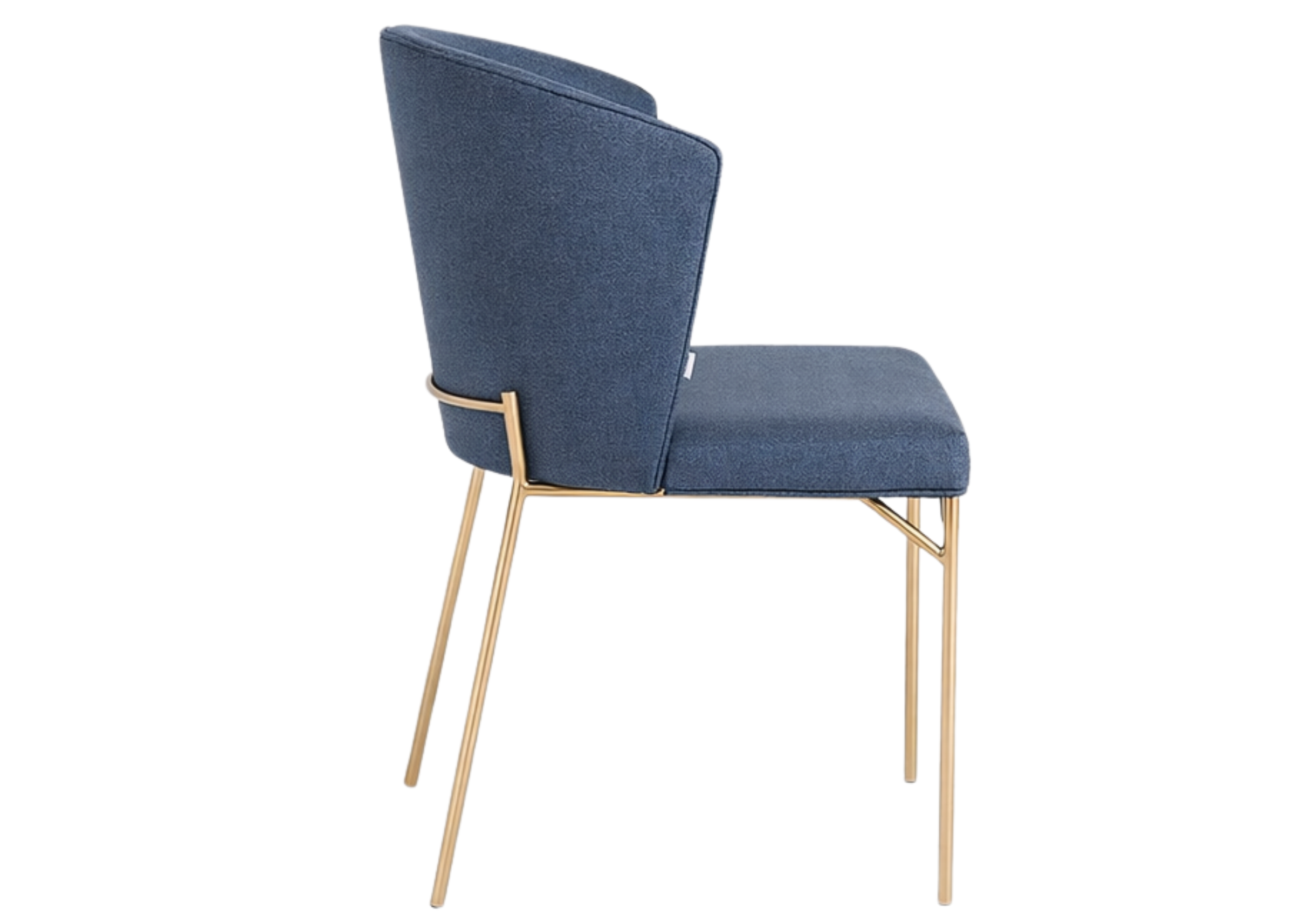 Cadeira Donna em vista lateral com design imponente e elegante, ideal para compor ambientes sofisticados e contemporâneos.