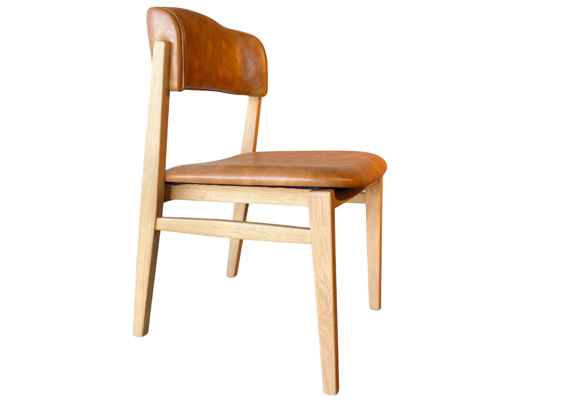 Cadeira estofada em couríssimo caramelo com base em madeira tingida, unindo elegância, conforto e acabamento refinado para a sala de jantar.