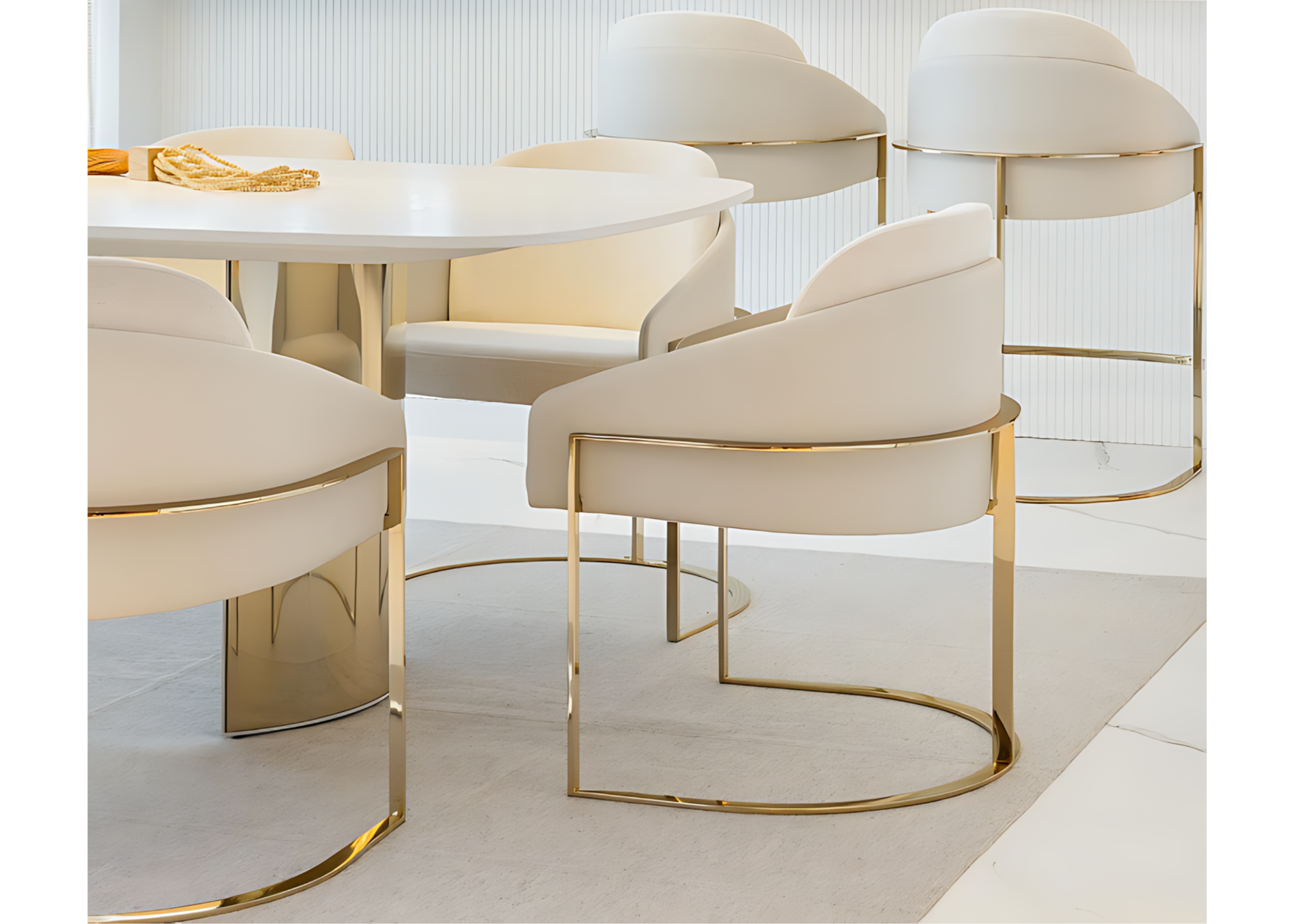 Cadeira Gatteo com base dourada em aço inox, um verdadeiro símbolo de luxo e elegância. Seu design refinado e o revestimento impecável elevam o ambiente, combinando conforto e sofisticação em cada detalhe.