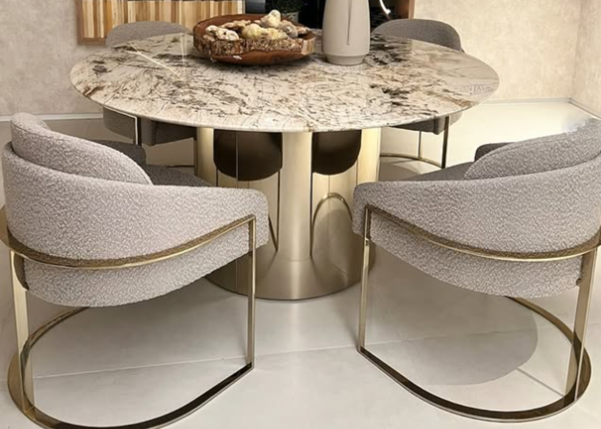 Cadeira Gatteo revestida em tecido bouclé cinza, que traz um toque de elegância e modernidade ao ambiente. Seu design sofisticado e acabamento refinado garantem conforto e estilo em perfeita harmonia.