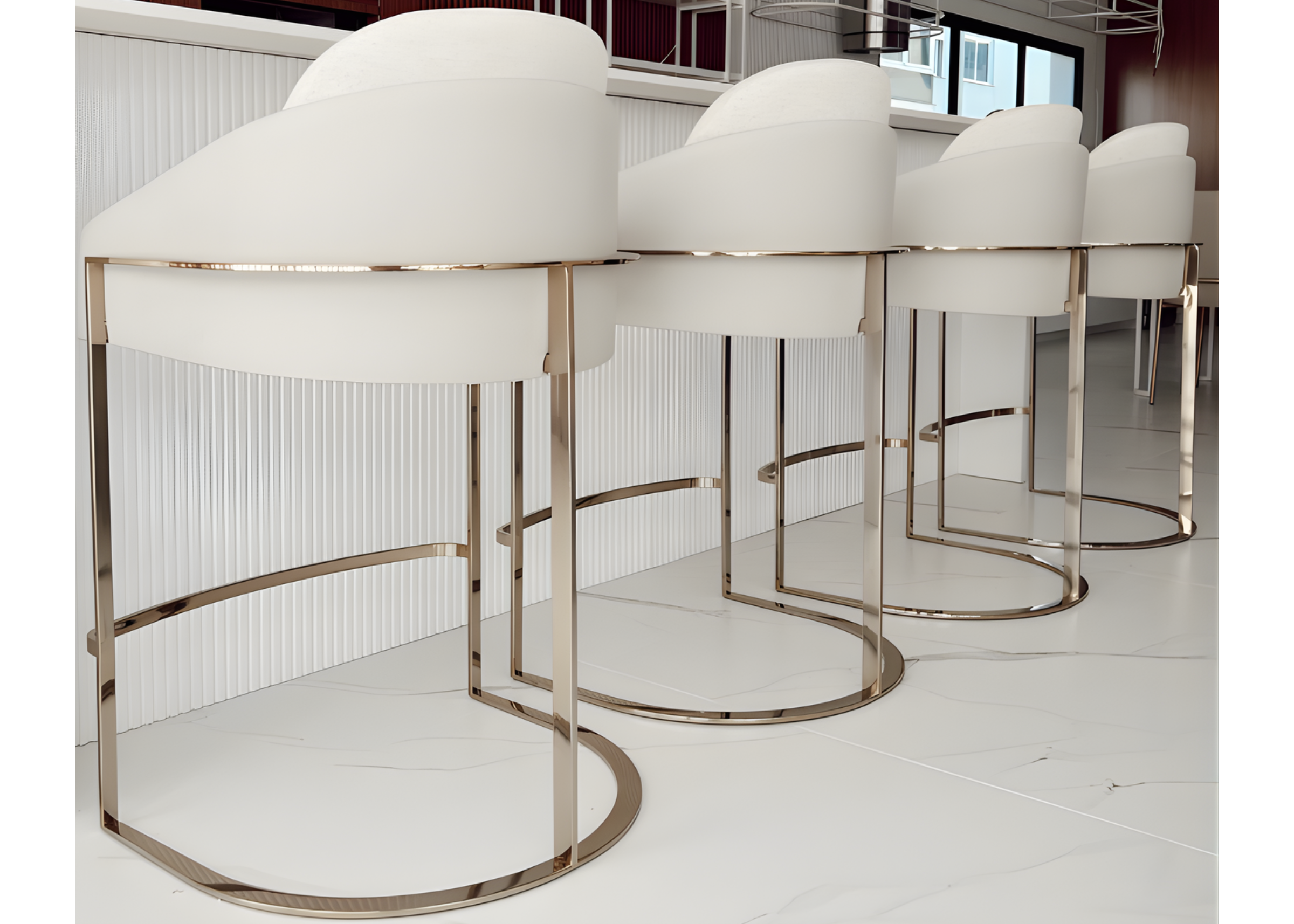 Cadeira Gatteo com revestimento branco, design minimalista e elegante. Ideal para ambientes contemporâneos e sofisticados.