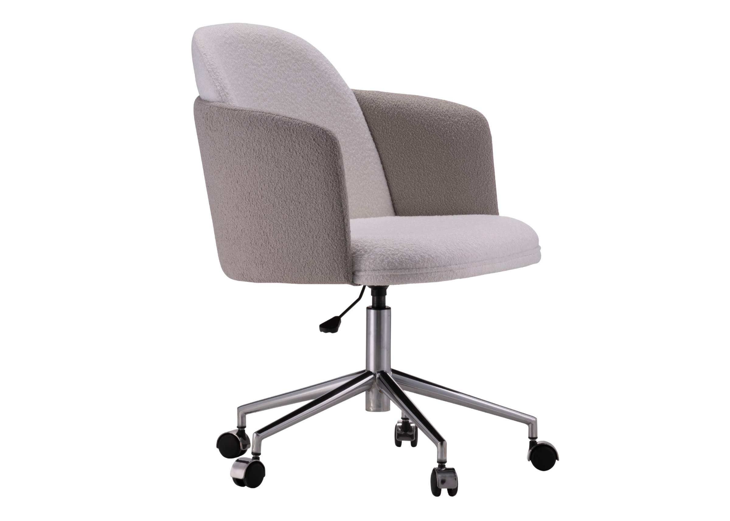 Cadeira de escritório Claribel giratória com braços, estofada em tecido bouclê e base em aço cromado. Móvel elegante e funcional para espaços de trabalho modernos.