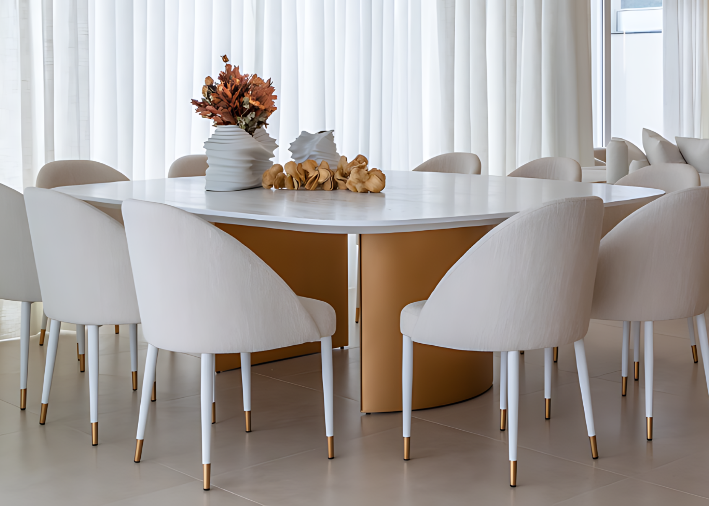 Cadeira Havena com revestimento em tecido off-white e base em aço inox, oferecendo conforto e elegância em cada detalhe. Uma escolha perfeita para salas de jantar que valorizam o design sofisticado e o bem-estar.